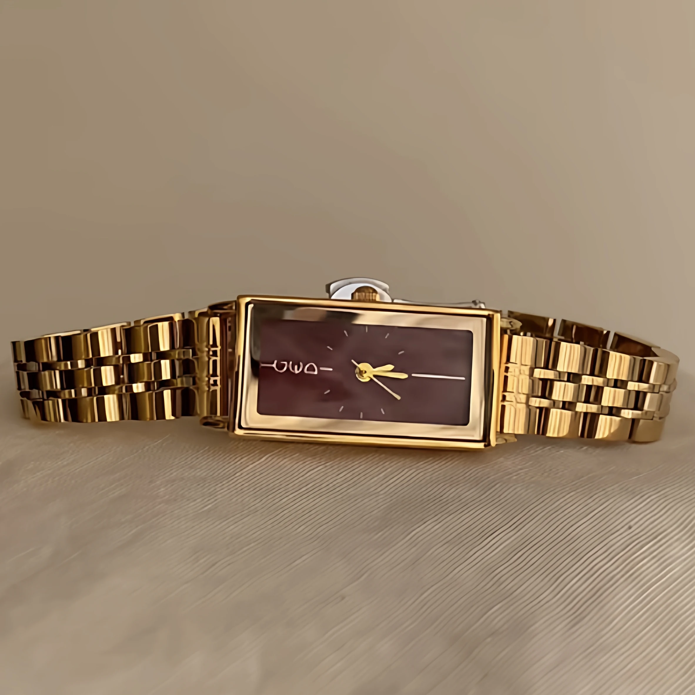 CILOA ساعة القرون الوسطى الحمراء الإناث الرجعية مزاجه مربع 2025 الاتجاه الجديد موضة العلامة التجارية حقيقية مقاوم للماء هدية ساعة كوارتز