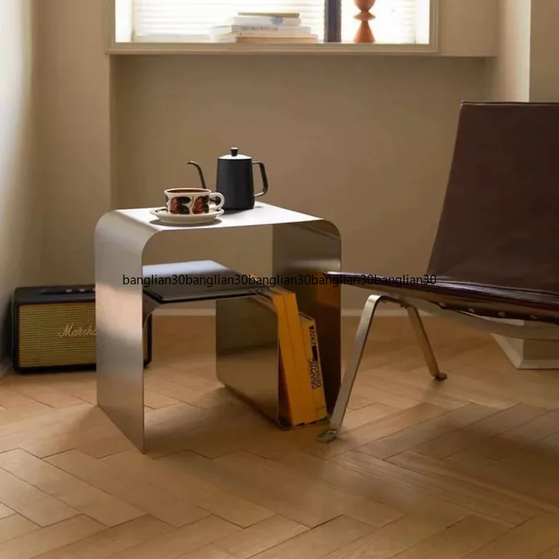 

Минималистичный прикроватный столик из нержавеющей стали с интегрированным шкафчиком для хранения