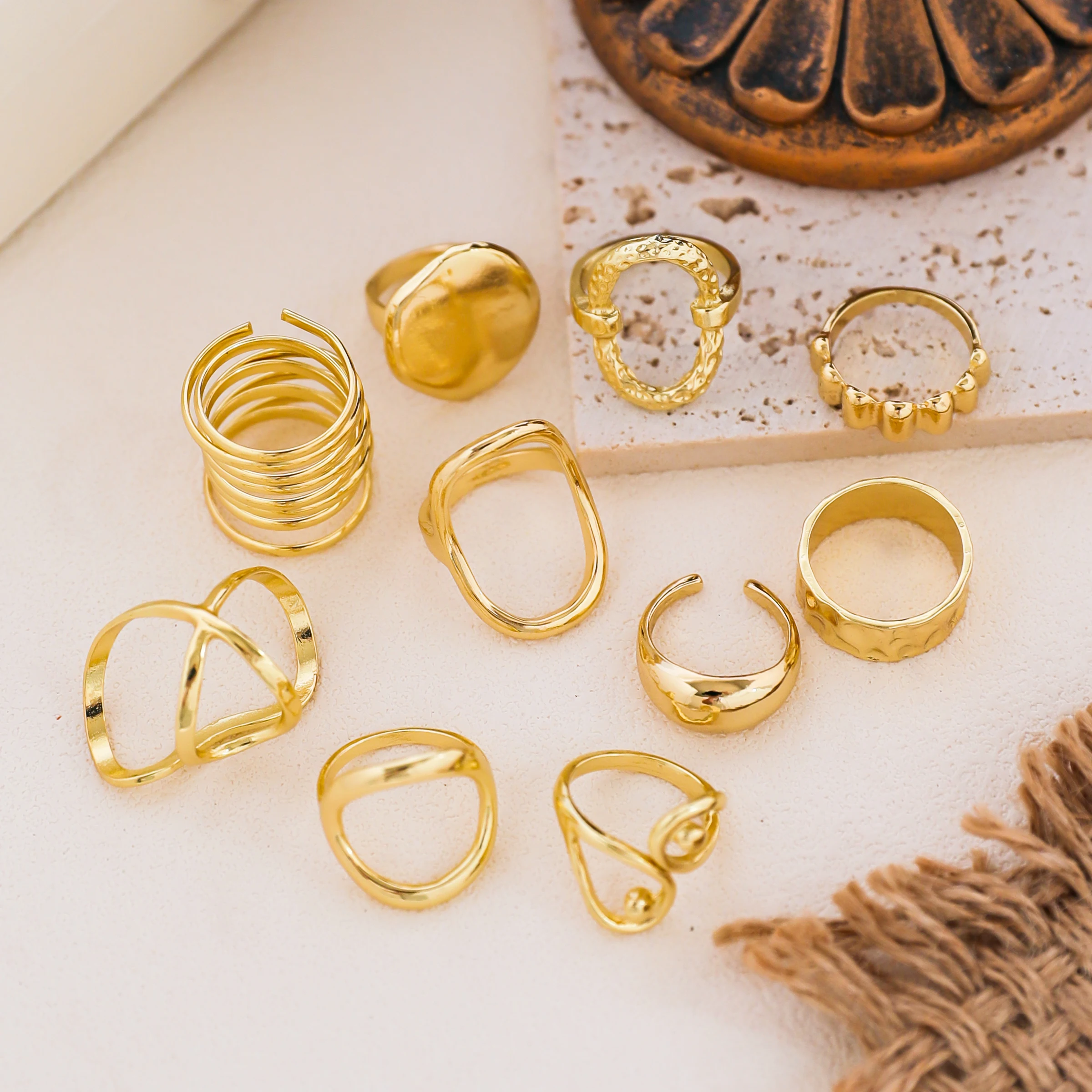 Neues 10-teiliges Set Unregelmäßiger Glatter Ringe für Frauen, Geometrische Übertriebene Goldfarbene Fingerringe, Vintage Mode Party Schmuck – Detail 2