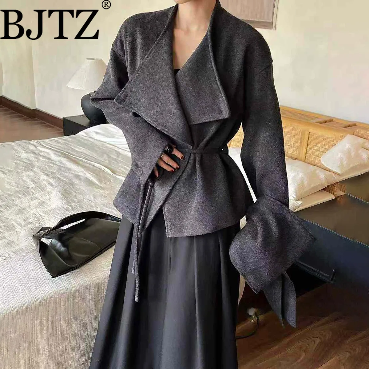 เสื้อแจ็คเก็ตขนสั้นผู้หญิง BJTZ รุ่นปี 2025 พร้อมผ้าคลุมคอและเข็มขัดรัดเอว ให้ความอบอุ่นสำหรับฤดูใบไม้ร่วงและฤดูหนาว ดีไซน์ทันสมัย สีพื้น เรียบง่าย ใส่ได้หลากหลายโอกาส