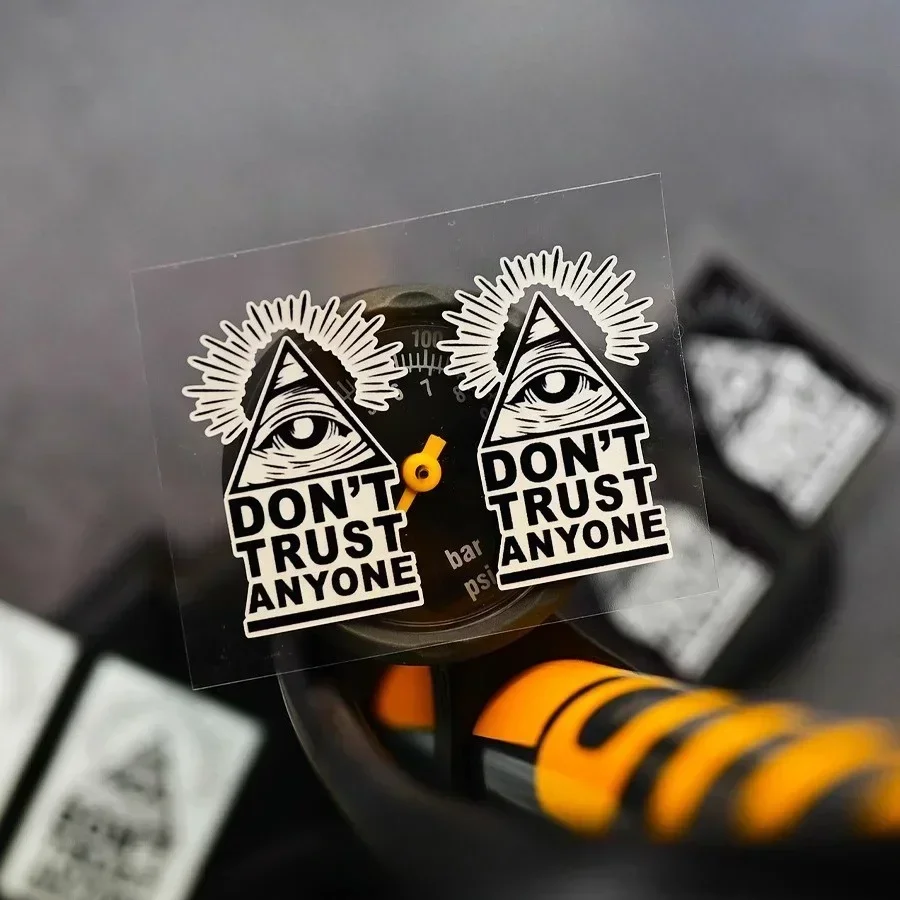 สติกเกอร์ All-Seeing Eye'Don't Trust Anyone' สติกเกอร์ไวนิลกันน้ำมีสไตล์ สติกเกอร์ที่ไม่เหมือนใครสำหรับแล็ปท็อป รถยนต์ ตกแต่งทันสมัยในชีวิตประจำวัน