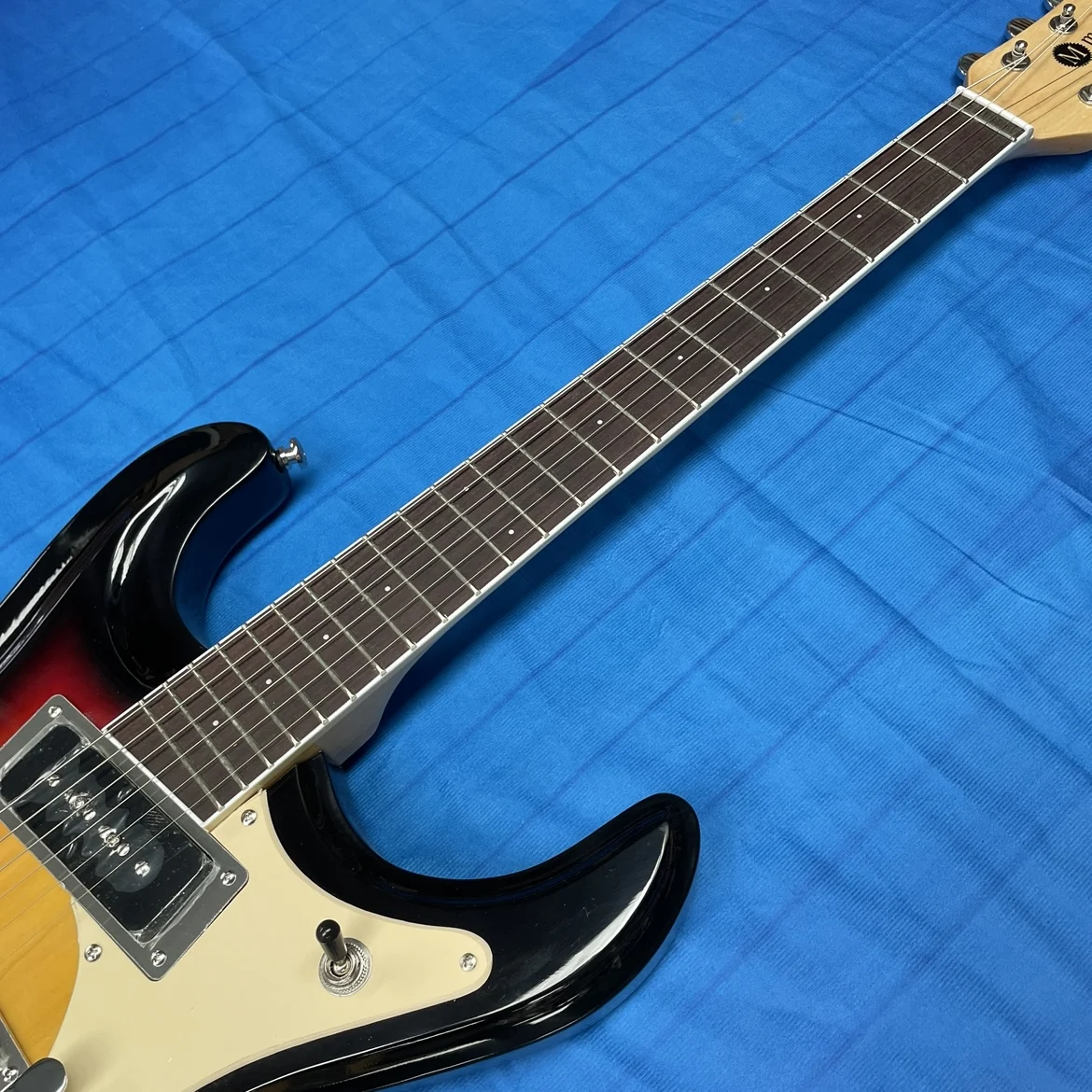 6-string electric guitar cream-colored pickguard, mahogany bodyguitars,tremolo system—professional performance electric guitarra