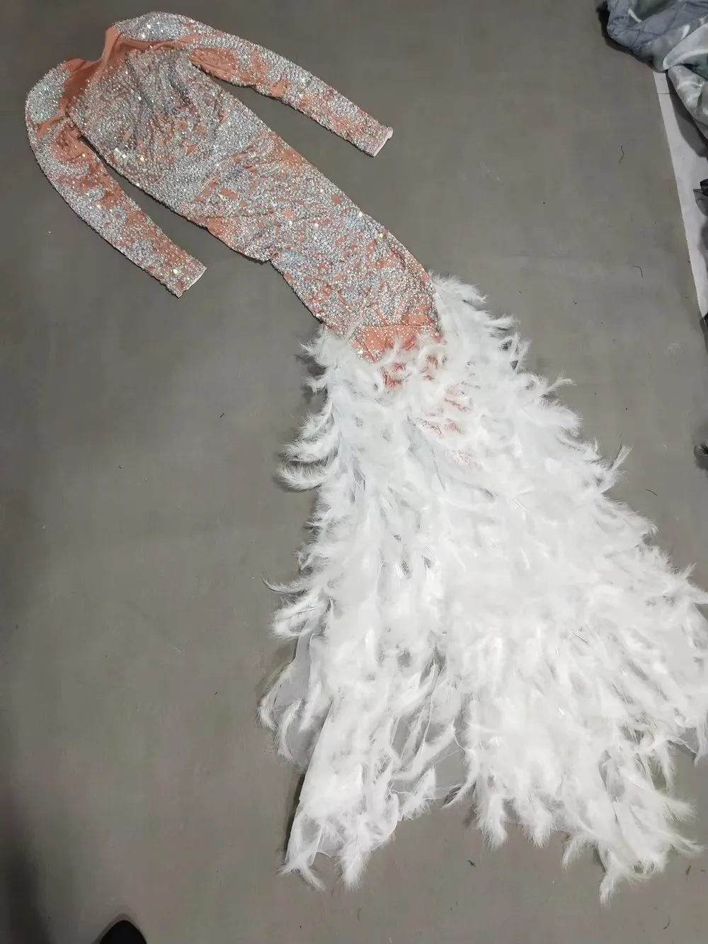 Luksusowa suknia damska z dżetami, piórami i trenem do ziemi, na studniówkę, wieczorne uroczystości, występy sceniczne, dla piosenkarki, prowadzącej program.