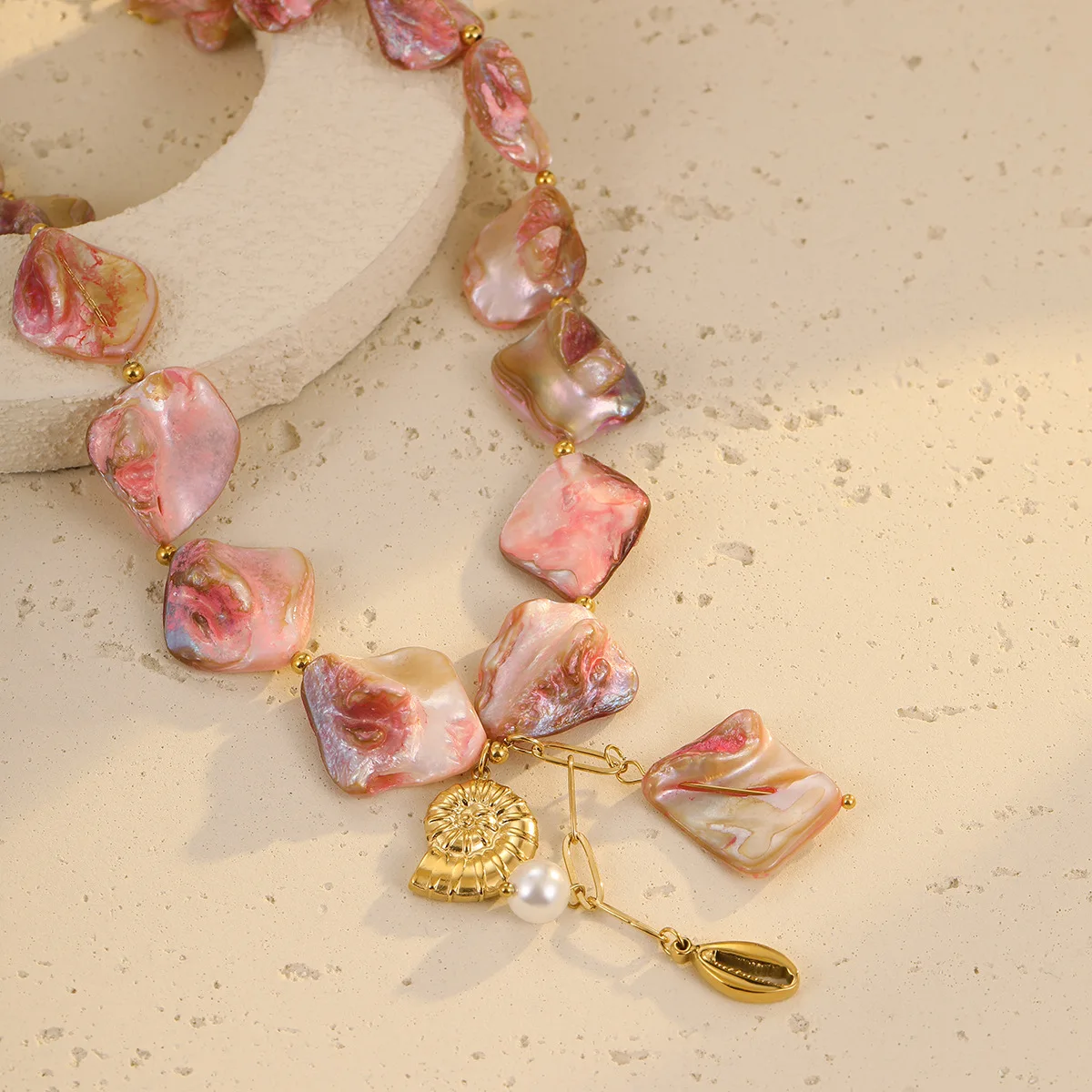 شاطئ الرياح الوردي شل مطرز، الفولاذ المقاوم للصدأ محارة اللؤلؤ قلادة الترقوة سلسلة تنوعا المرأة التيتانيوم الصلب قلادة