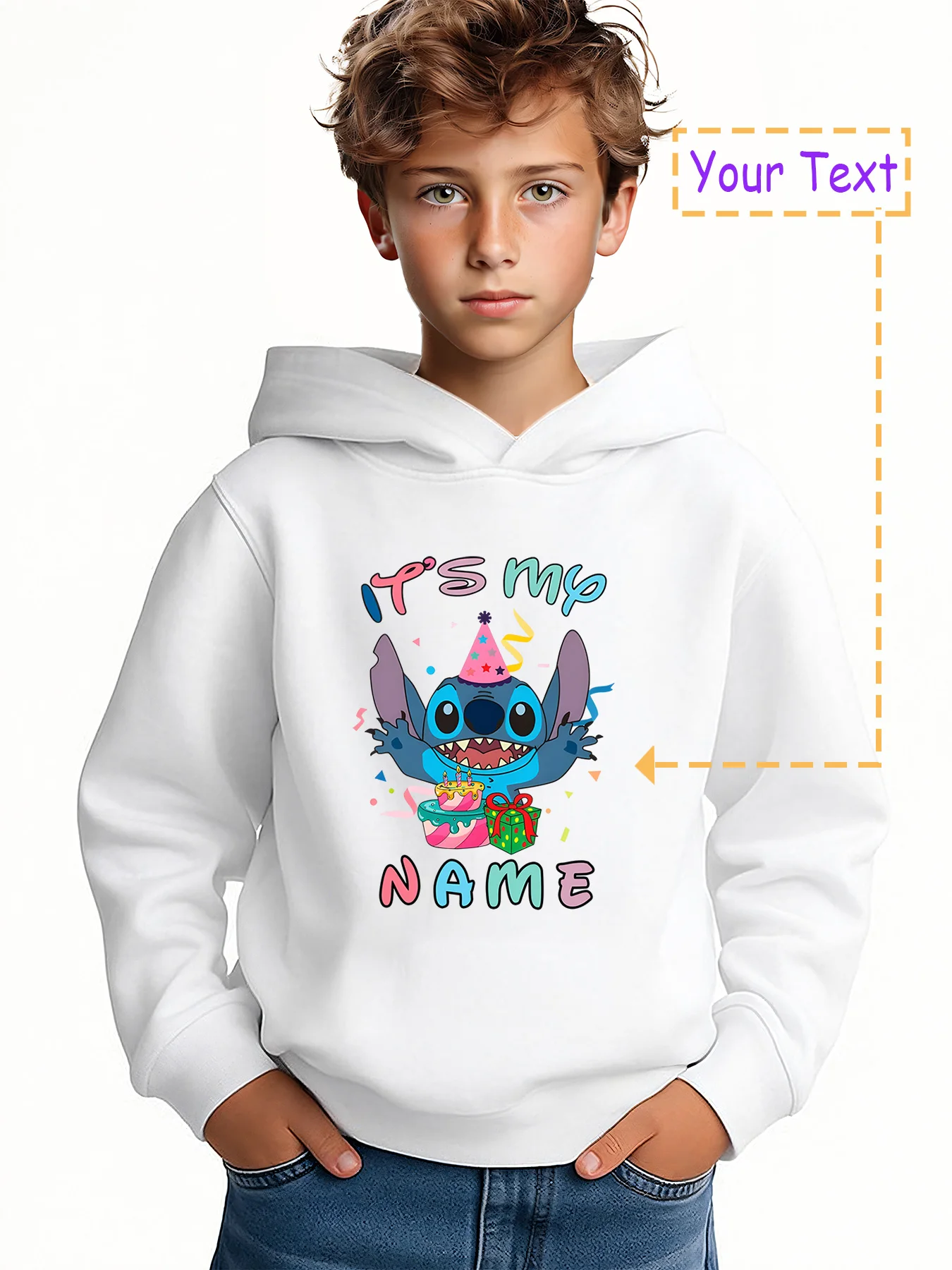 سترة بغطاء للرأس لحفلات أعياد الميلاد من مينيسو - مظهر حفلة عيد ميلاد ستيتش مع تصميم ملون "IT'S MY NAME". مرخص من ديزني