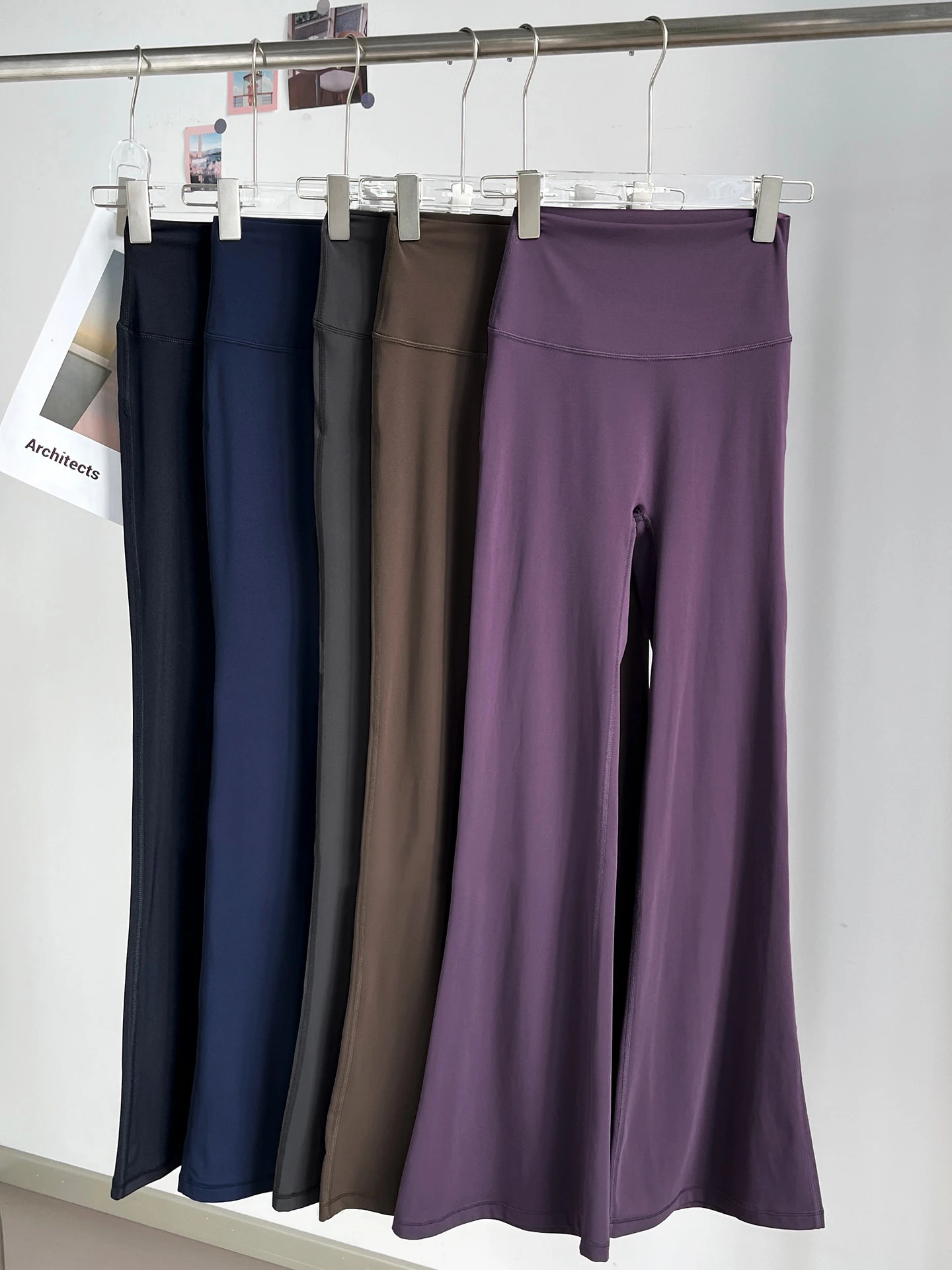 

Новые женские расклешенные брюки с высокой талией, высокой эластичностью, эффектом подтяжки бедер, удобные для бега, фитнеса, йоги и активного отдыха на природе.