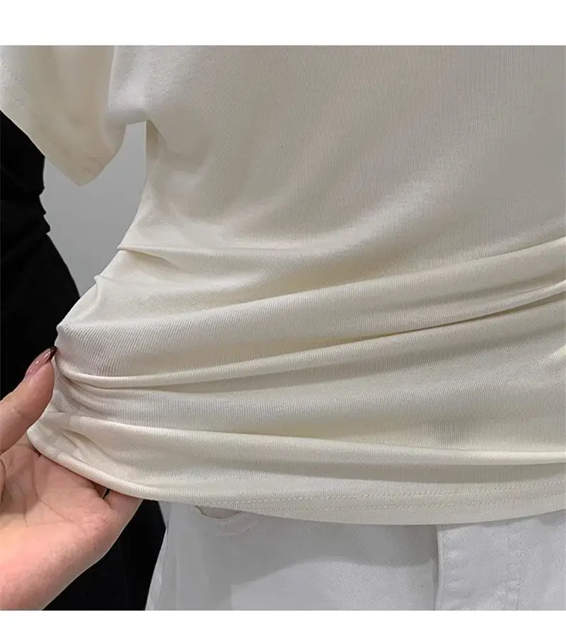 Sommerliches, schwarzes Damen-T-Shirt mit einem Schulterträger, kurzen Ärmeln, im koreanischen Stil, figurbetont, mit freiem Schulterbereich, modisch. – Detail 13