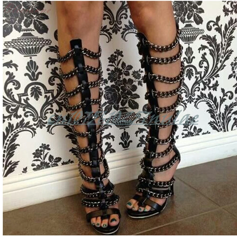 2025 Hot Girls Catena di metallo Decor Sandali cavi Stivali Open Toe Sexy Stiletto Tacco alto Nero Sexy Moda Donna Scarpe Para Mujere