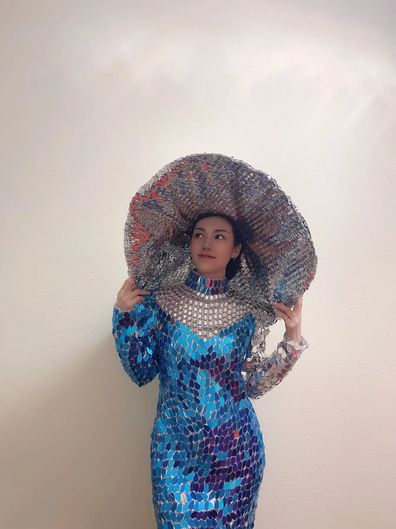 Vestido glamuroso de espejo plateado con espejo, sombrero de ala grande, traje para sesión de fotos de estudio, vestido de encogimiento de hombros para niña, traje de baile para espectáculo y Club de fiesta