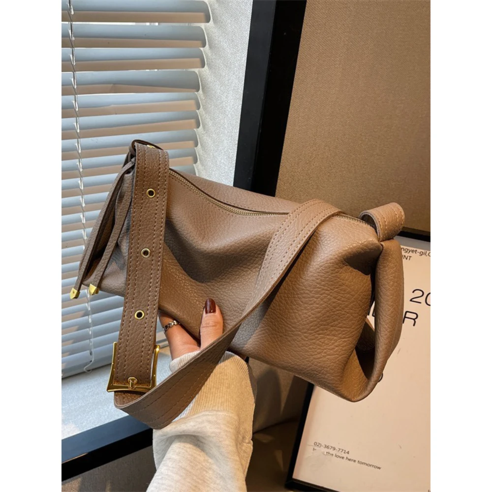 

2025 New Crossbody Bag Light Luxury Solid Color High-Grade Large Capacity Packs Female Soft Zipper Chic Messenger Bags