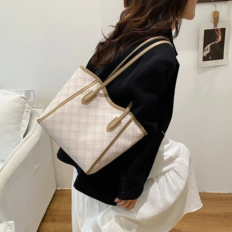 

Ladies Tote Bag Made Of Premium Leather Boasting High-End Quality And Paris Trendy Daily Look​