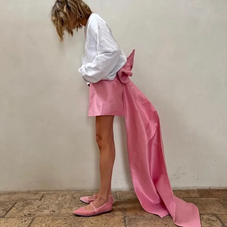 تنورة وردية صغيرة مع فيونكة كبيرة من الساتان تنانير قصيرة للحفلات المسائية مع ذيل جانبي مصنوعة حسب الطلب تنورة رسمية نسائية فريدة من نوعها Saia