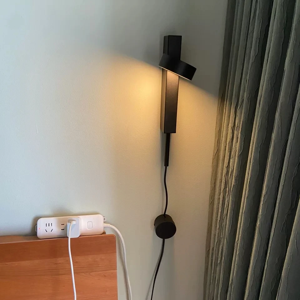 shinyying-nordic-post-modern-adjustable-hammer-shaped-dimmable-led-bedside-table-lamp-with-switch-creative-designer-desk-light
