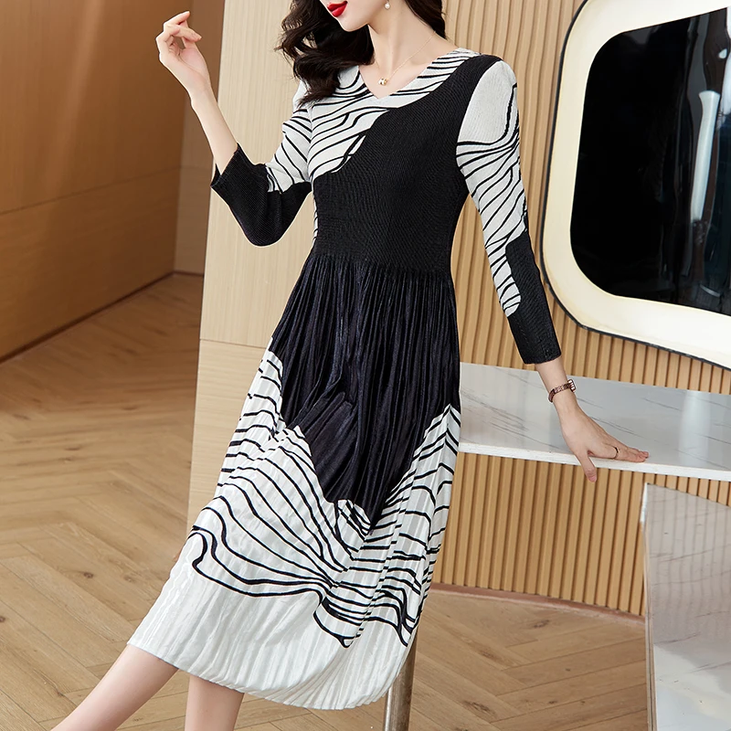 

Sanzhai Pleated Dress 2023 Autumn New V-Neck Print Loose Large Elastic Waist Show Thin Covering Belly Fashion A-line Dress Robe