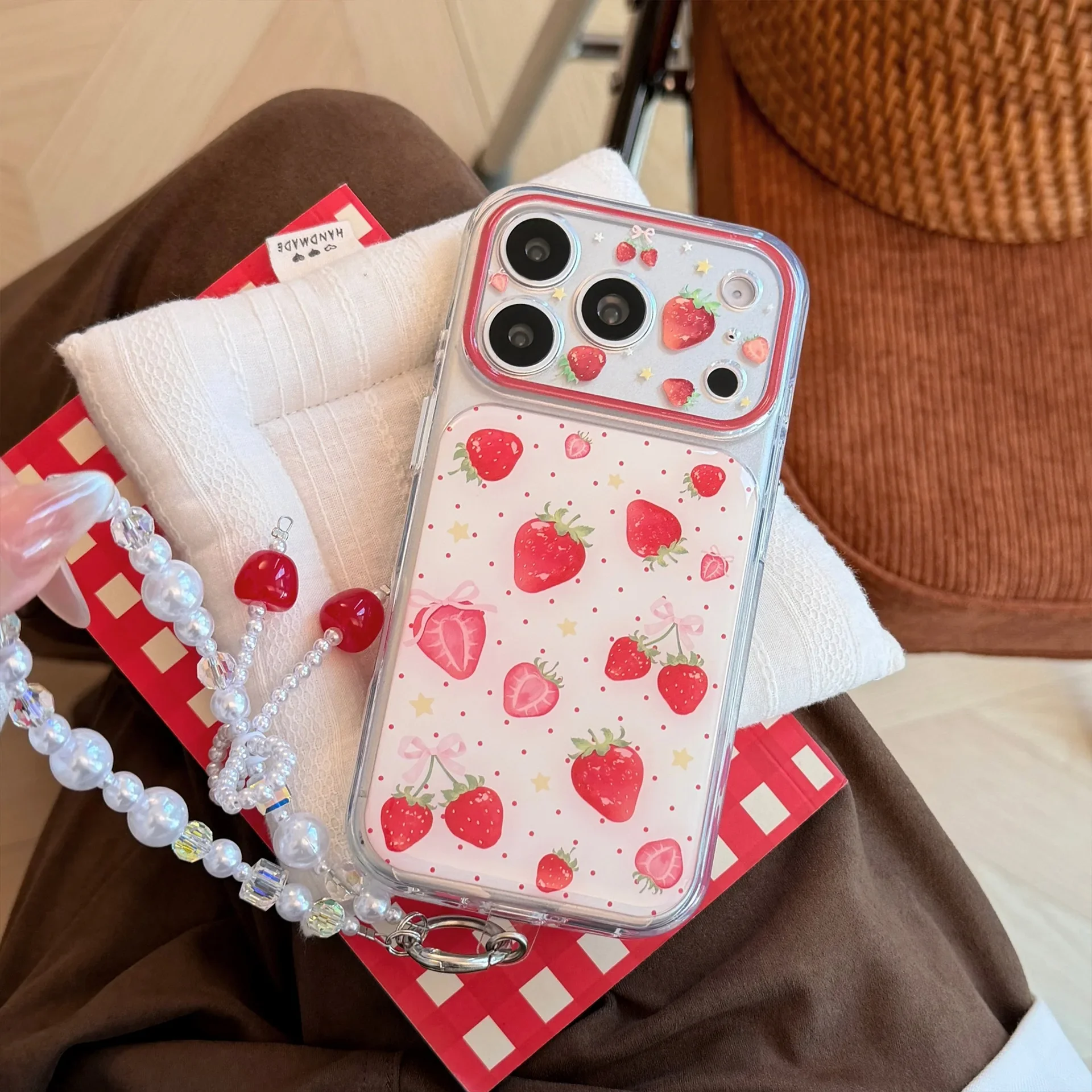 Coque de téléphone antichoc transparente souple avec motif fraise à pois coréens et chaîne pour iPhone 17 16 15 14 Pro Max