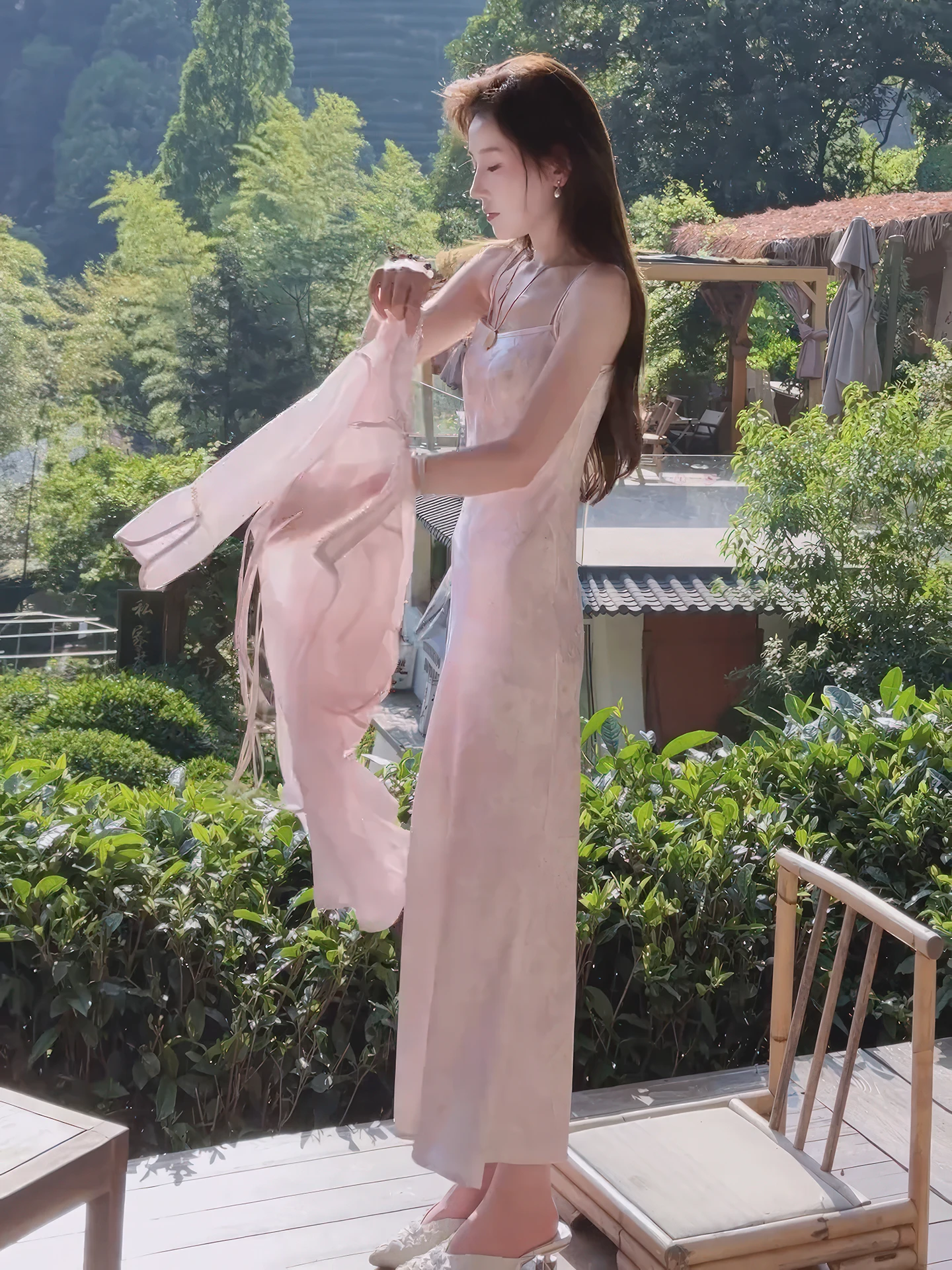 

Новый китайский национальный трендовый комплект: женский летний костюм 2025 года, элегантный, с цветочной вышивкой, на бретельках, из двух предметов