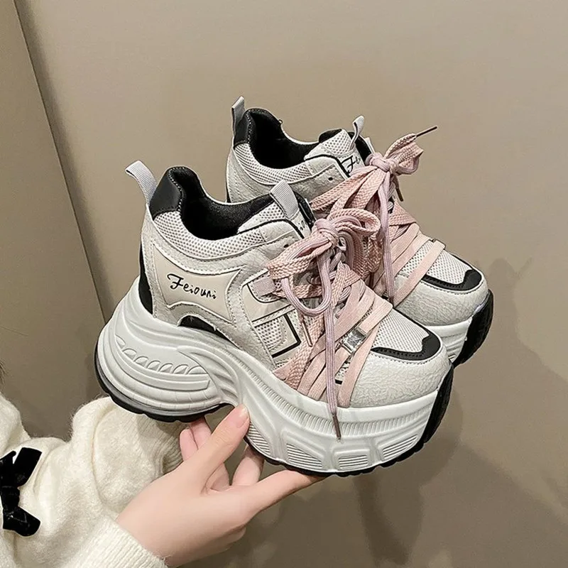2025 إمرأة أحذية رياضية مكتنزة الخريف جديد تنوعا أحذية رياضية غير رسمية 10 سنتيمتر نعل سميك تنفس شبكة الصيف أبي أحذية عالية الكعب