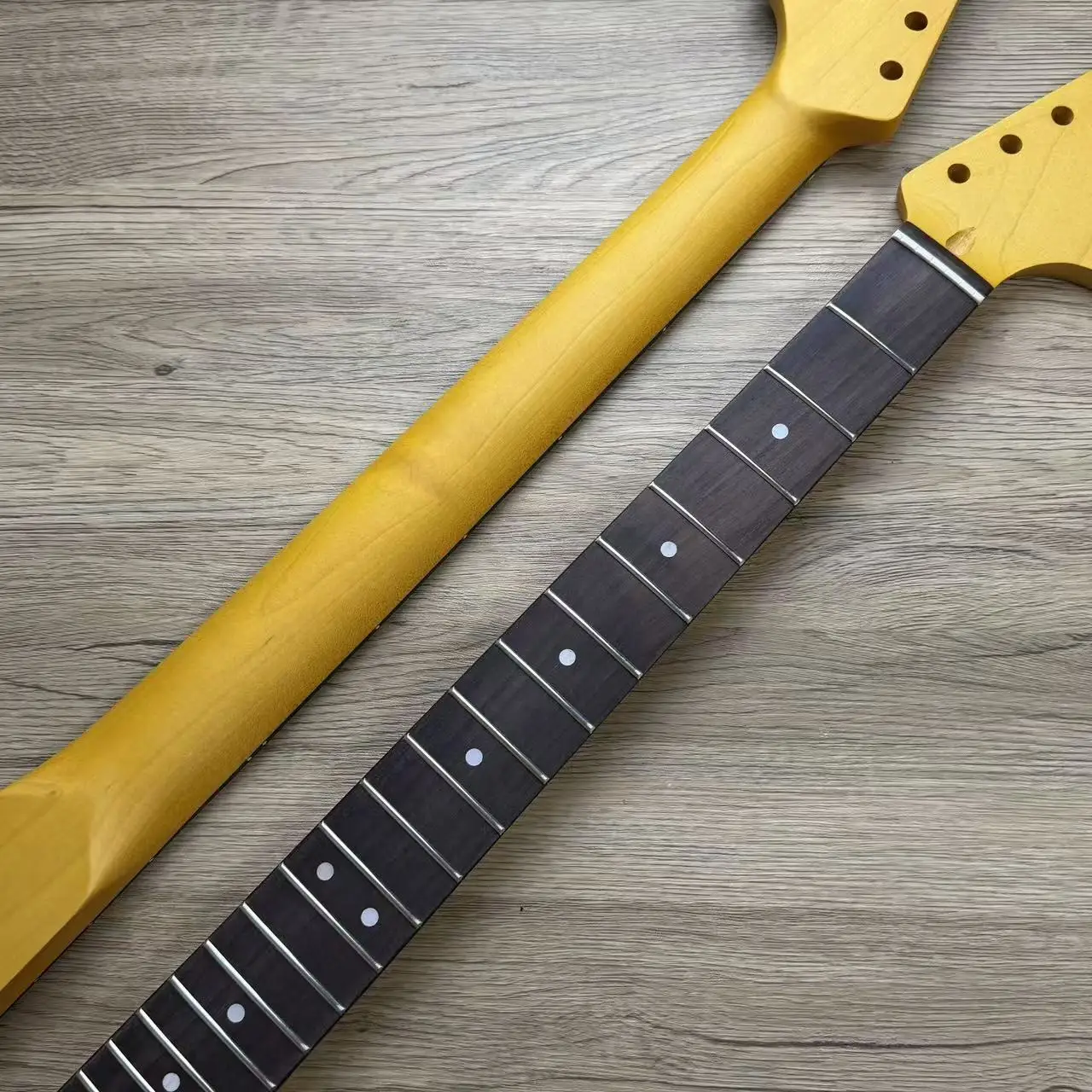 �y�Z�[�����z�v���~�A�� �W���Y�}�X�^�[ �G���L�M�^�[ �l�b�N - �킸���ɉ��F������̂���T�e���d�グ�A���[�Y�E�b�h�w�A22�t���b�g�i�}�X�^�[�O���[�h�j