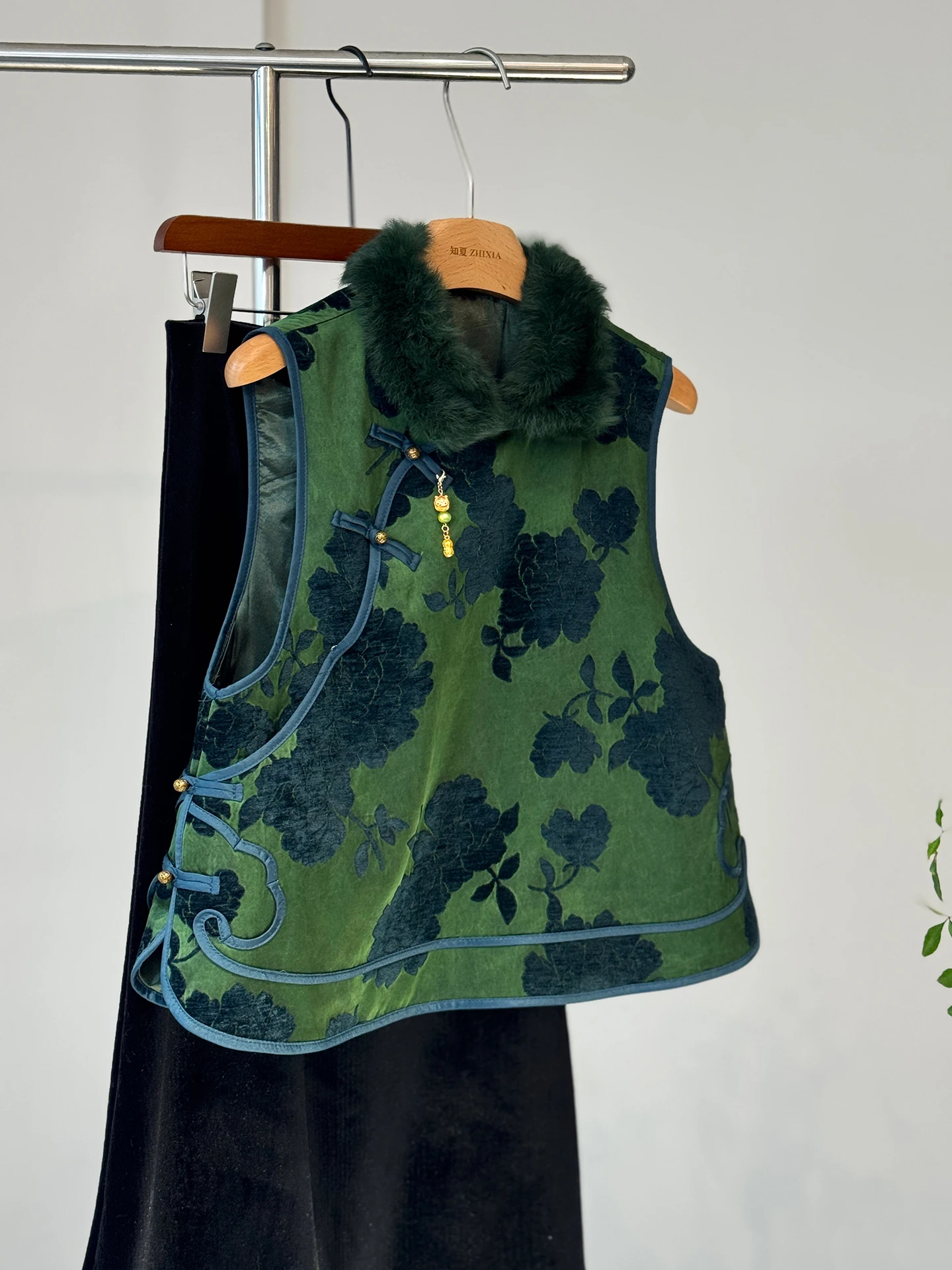 

Green New Chinese Style Song Dynasty Brocade Horse Armor Age-Reducing Western Quilted Young Lapel Cony Hair Vest