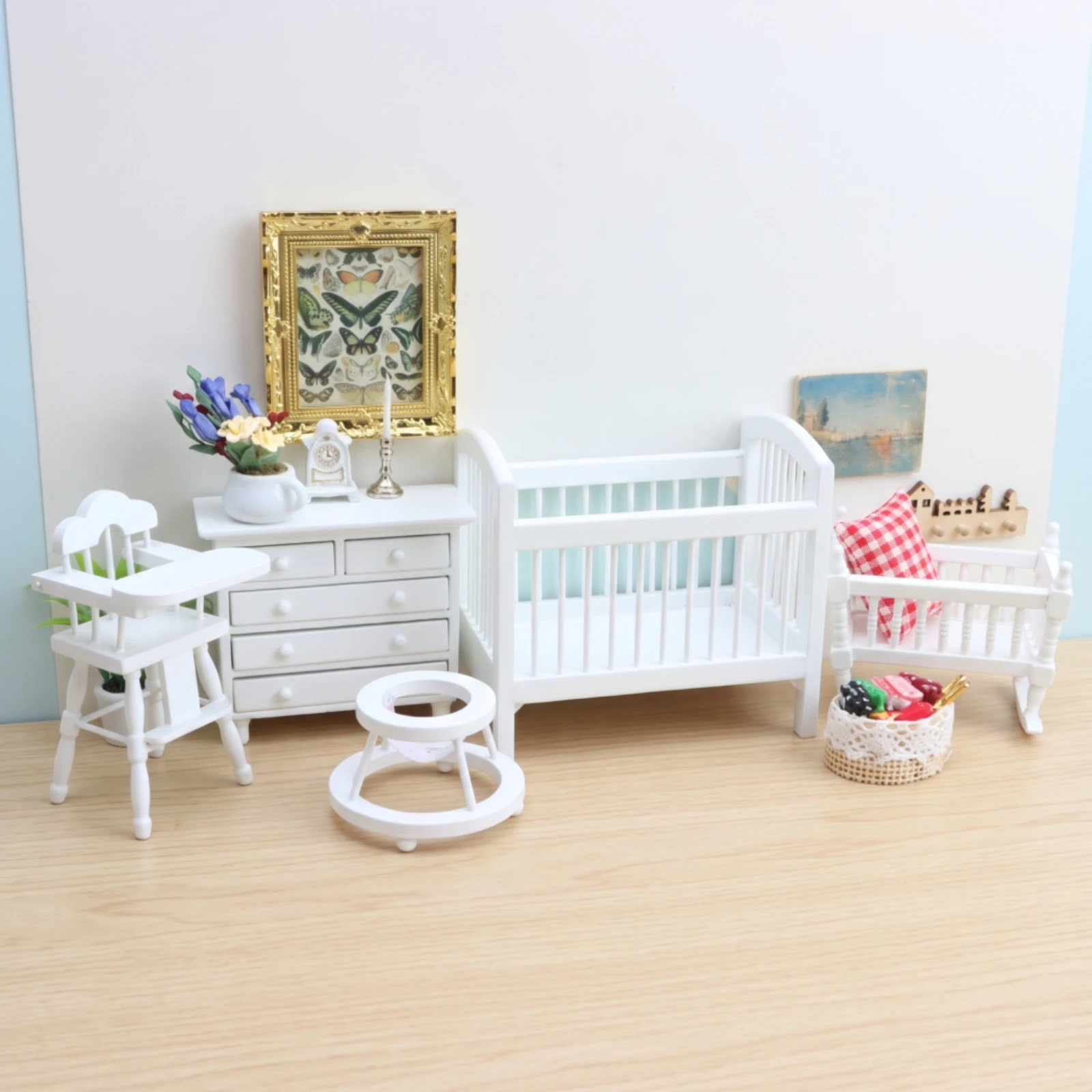 Baby Nursery Furniture Sets - ชุดของเล่นบ้านตุ๊กตา 5 ชิ้น เฟอร์นิเจอร์บ้านตุ๊กตาไม้พร้อมเปลเด็ก ของเล่นน่ารักเหมาะสำหรับนักสะสม