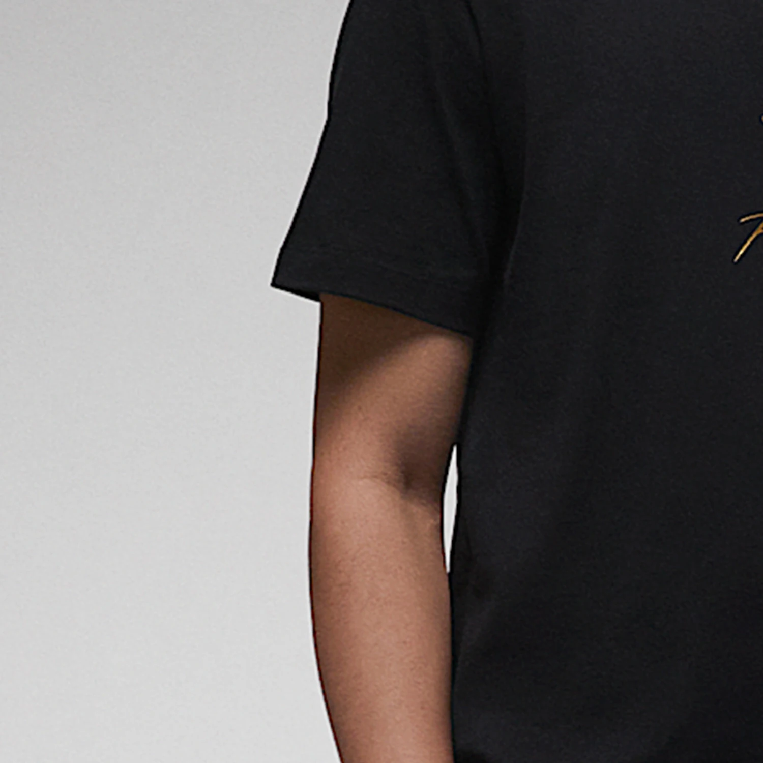 تي شيرت Nike Official JORDAN الأصلي للرجال برقبة دائرية وطباعة عصرية بأكمام قصيرة FN3714-010