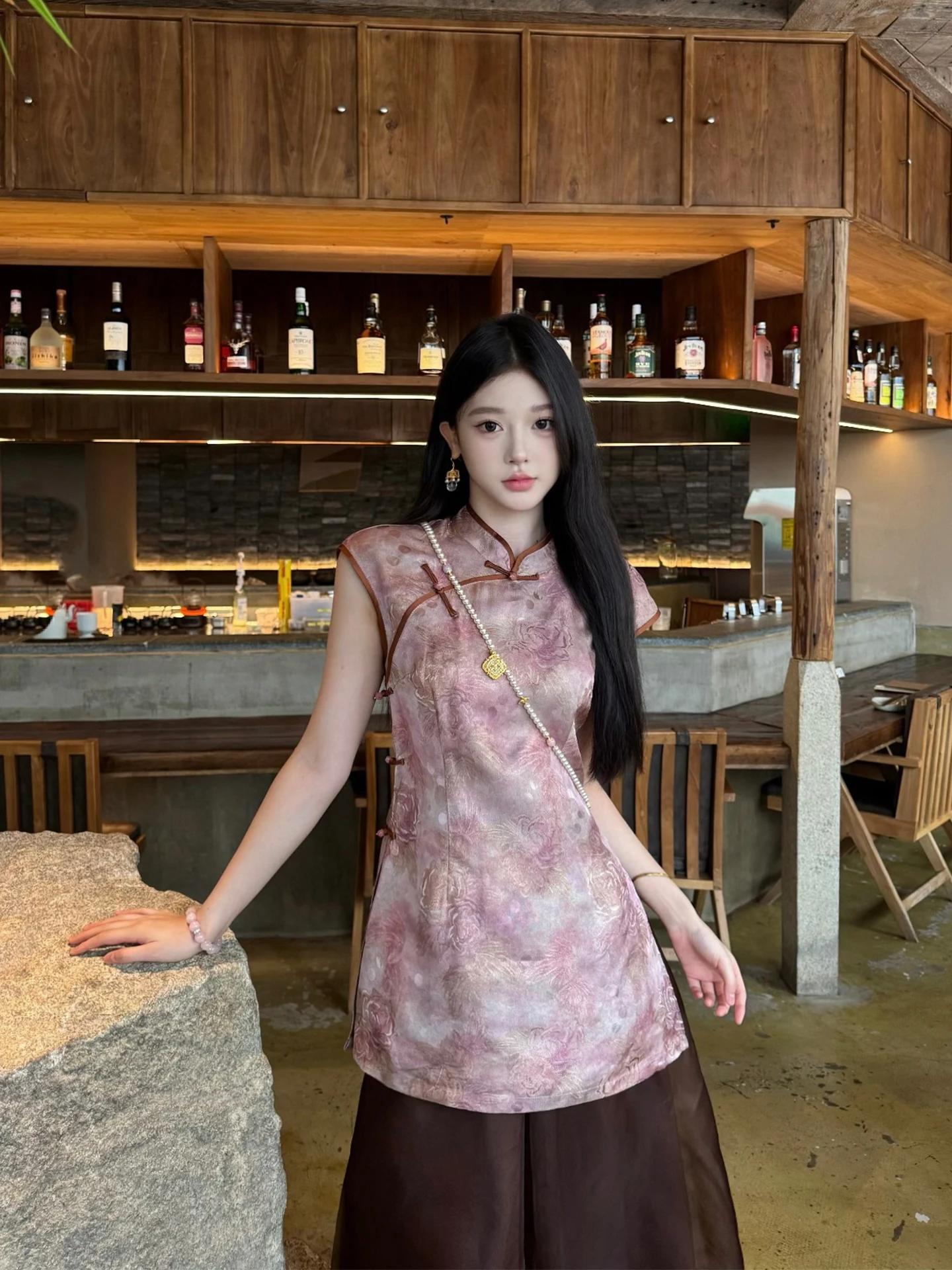 

Новая китайская шелковая блузка из парчи с узором пионов, длинными рукавами, тонкой вышивкой золотой нитью, дышащая и комфортная.