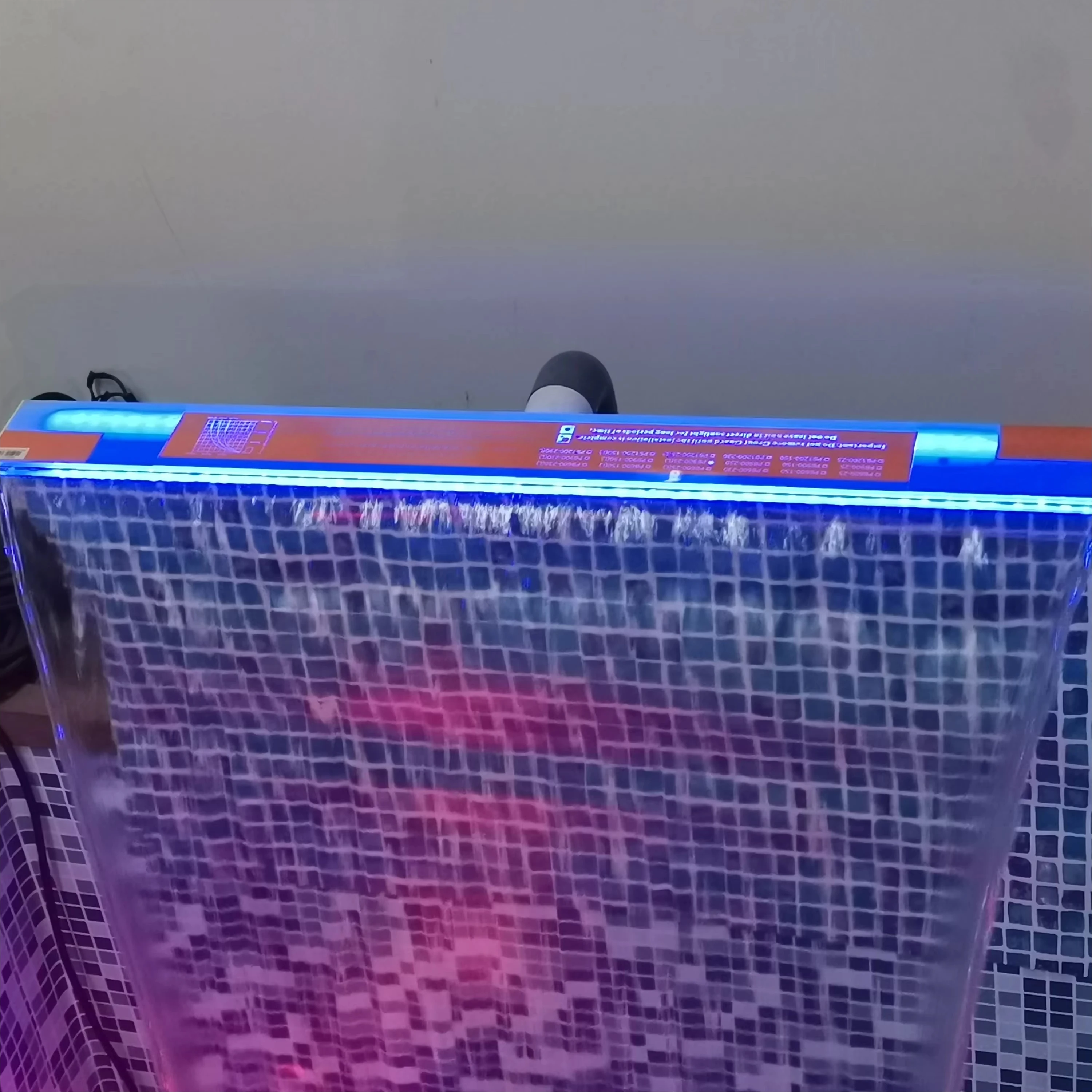 

Piscine Cascade Water Descent Создайте яркие красочные садовые украшения Лезвия для воды с украшением для фонтана Легкий прозрачный