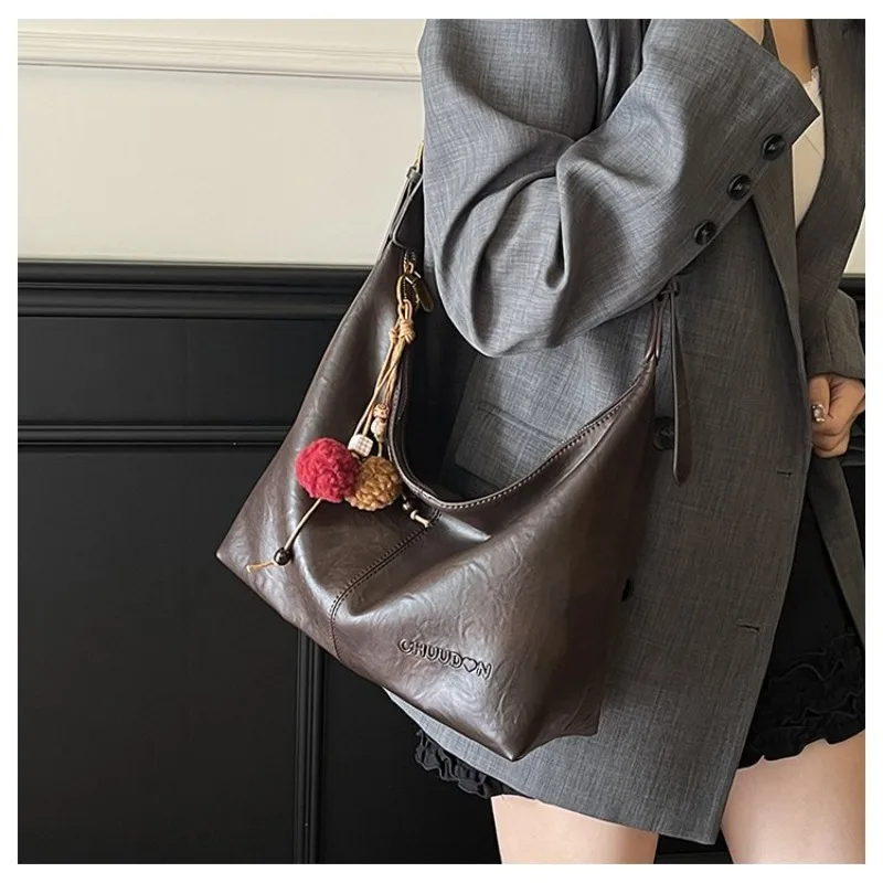 Vintage Damen Hobo-Schultertasche im gewaschenen Look mit Pompon, verstellbarem Riemen, lässiger Stil für den täglichen Bedarf & Wochenendausflüge