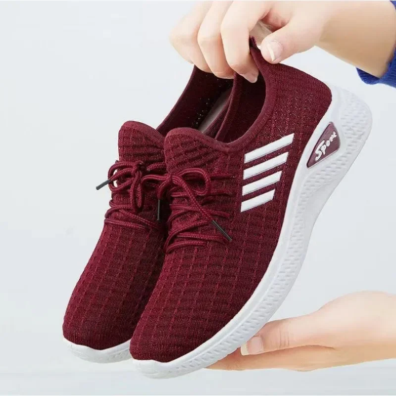 Sepatu trendi baru Fly-Knit Sneakers musim semi dan musim panas sol lembut kasual sepatu ibu jala sepatu pelajar lari Low-Top