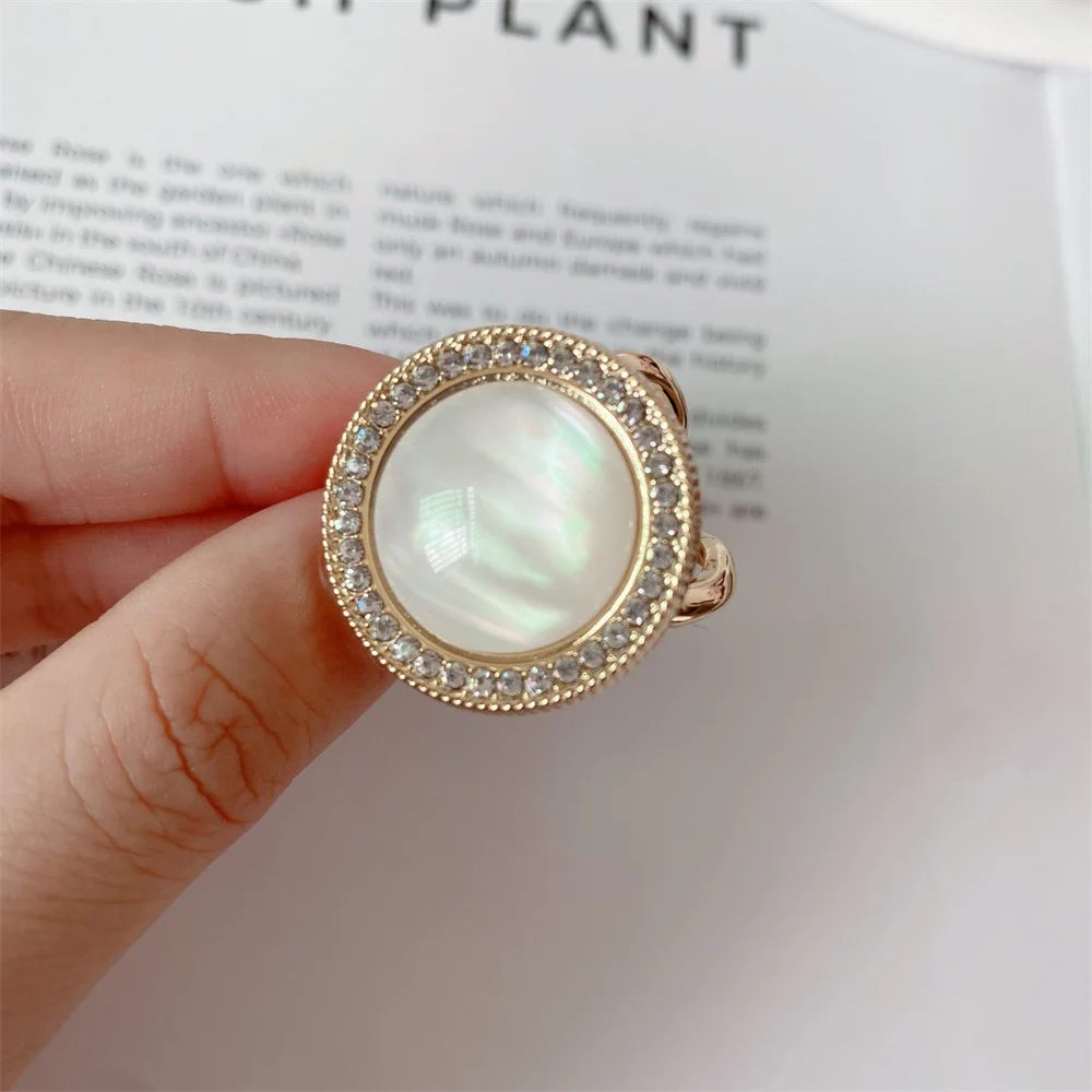 الملابس الزاوية عقدة زر تشيكوسلوفاكيا دائرة الدائري للنساء قميص هيم تي شيرت وشاح مشبك الزركون الملابس اكسسوارات الديكور هدية