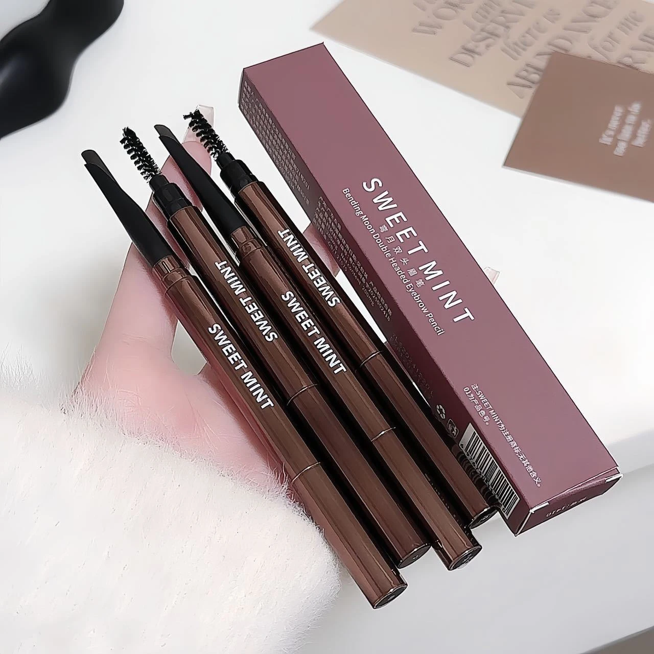 양쪽 끝의 아이브로우 펜슬은 방수 및 땀 방지 기능이 있어 자연스럽게 뿌리가 빠지지 않고 오래 지속되며 초보자에게 적합합니다.