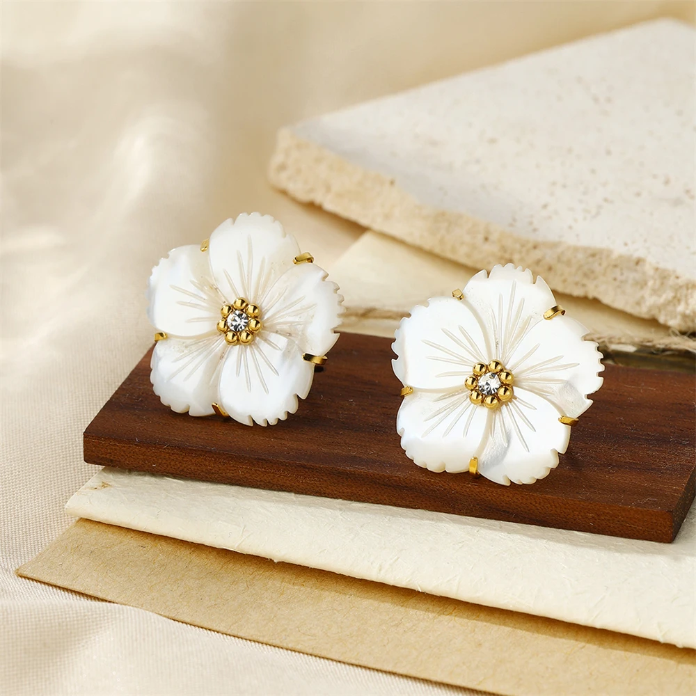 Elegant White Shell Flower Stud Earrings For Women Chic Party Wedding Stainless Steel Earrings Fashion Jewelry Girls Gift 2024