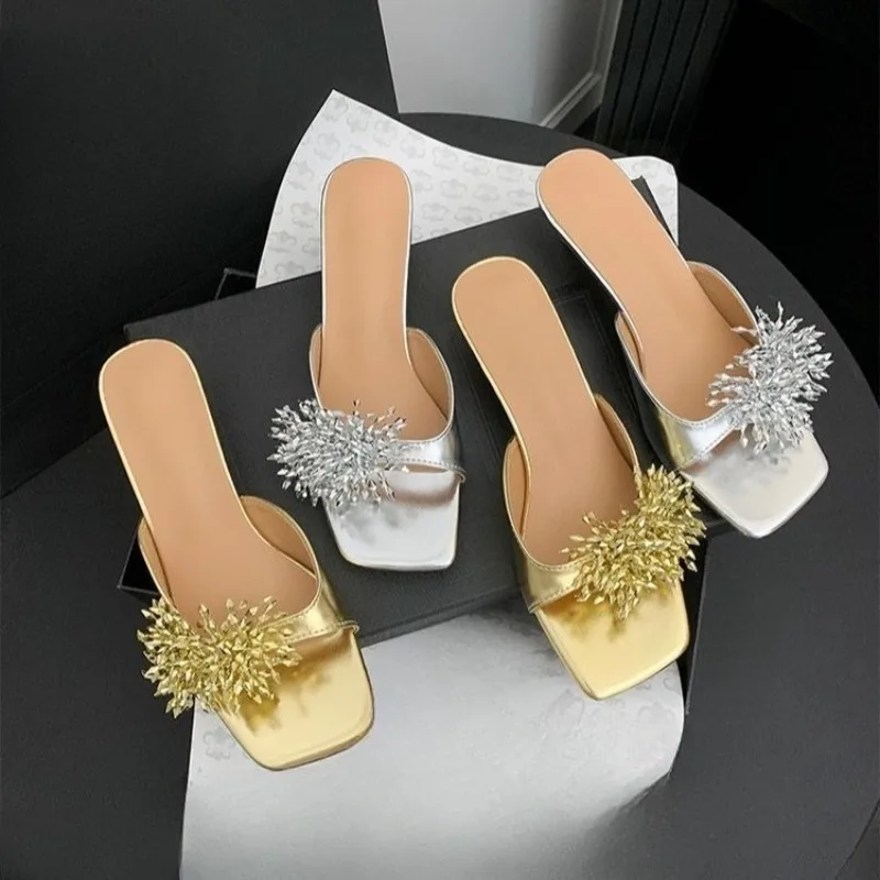 

Новые летние французские тапочки на блочном каблуке со стразами и цветами для женщин, нескользящие тапочки на высоком каблуке с открытым носком