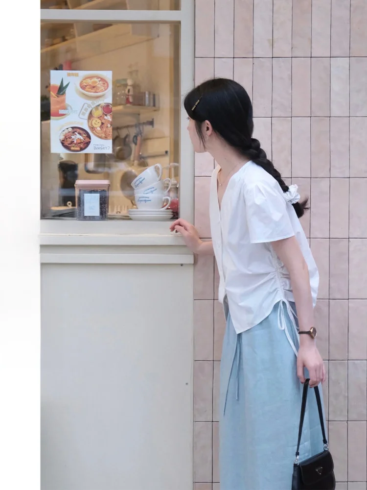 

Женская блузка Rame Salt Series с простым V-образным вырезом, коротким рукавом, завязками по бокам и эффектом утяжки на талии, из смесового хлопка.