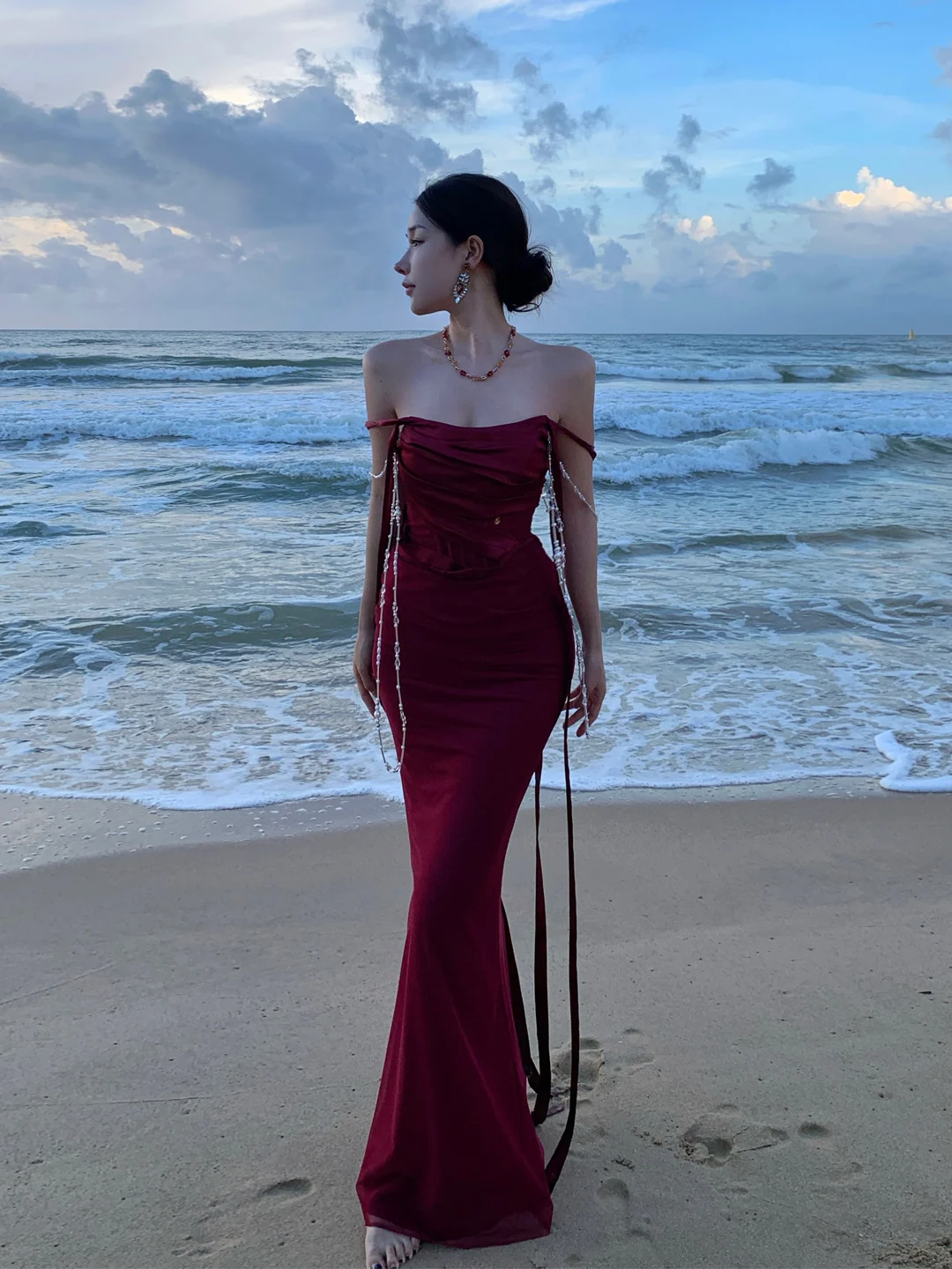 

Красное вечернее платье с одним открытым плечом, приталенное, облегающее, с эффектом «рыбий хвост», длинное, дышащее, приятное к телу