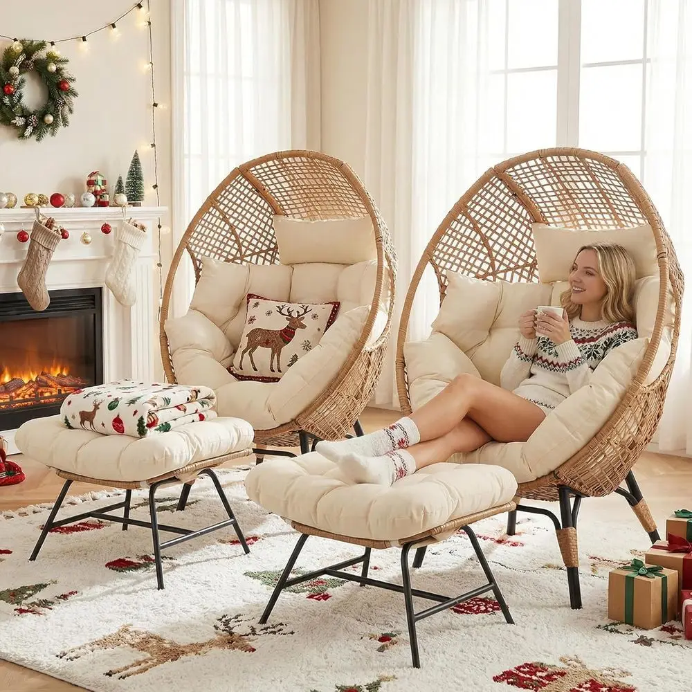 

Пара бежевых уличных стульев-яйц с пуфиком, плетеным шезлонгом для патио или балкона