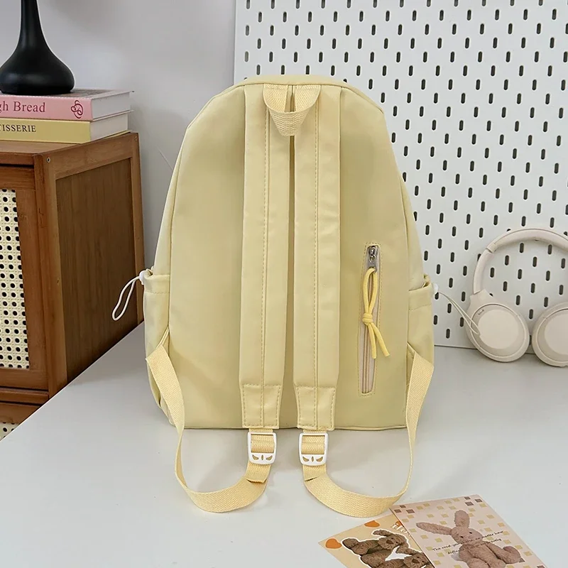 Mochila para mulheres de deslocamento universitário na primavera de 2025, mochila minimalista com grande capacidade e mochila de compras leve