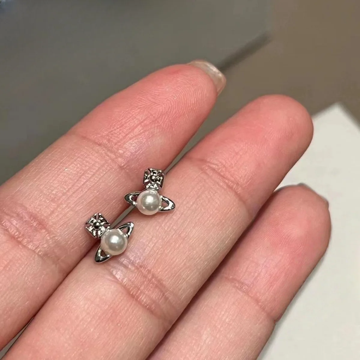 

Chic High-End Earrings: Modern Style, Enhance Your Allure at Low Price Point!