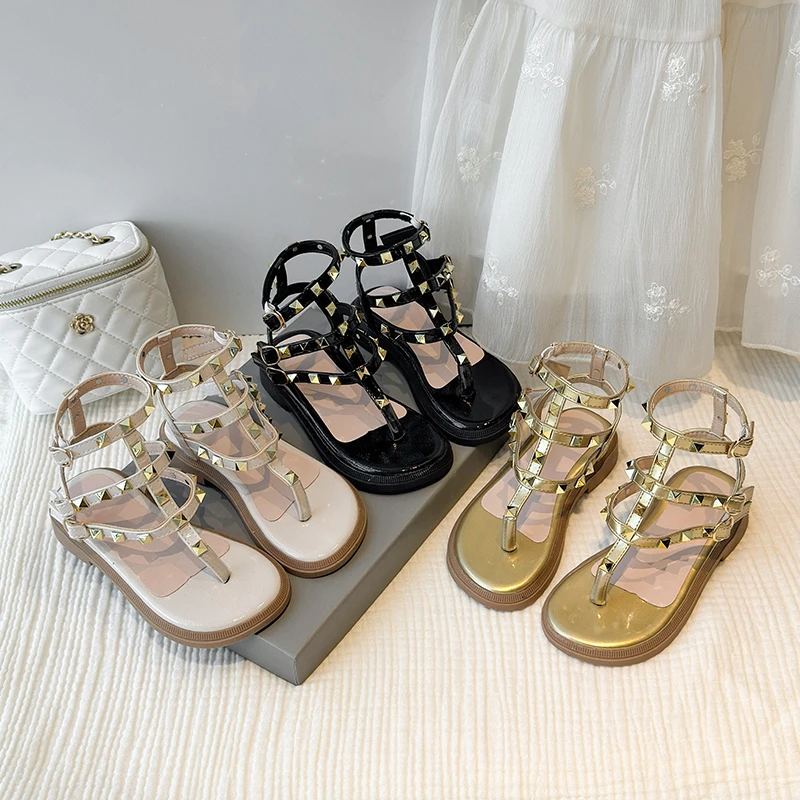 

Little Girls Roman Sandals with Shiny Rivets 2026 New Summer Kids Barefoot Beach Shoes Soft Sole Classic Boho Vacation Sandals