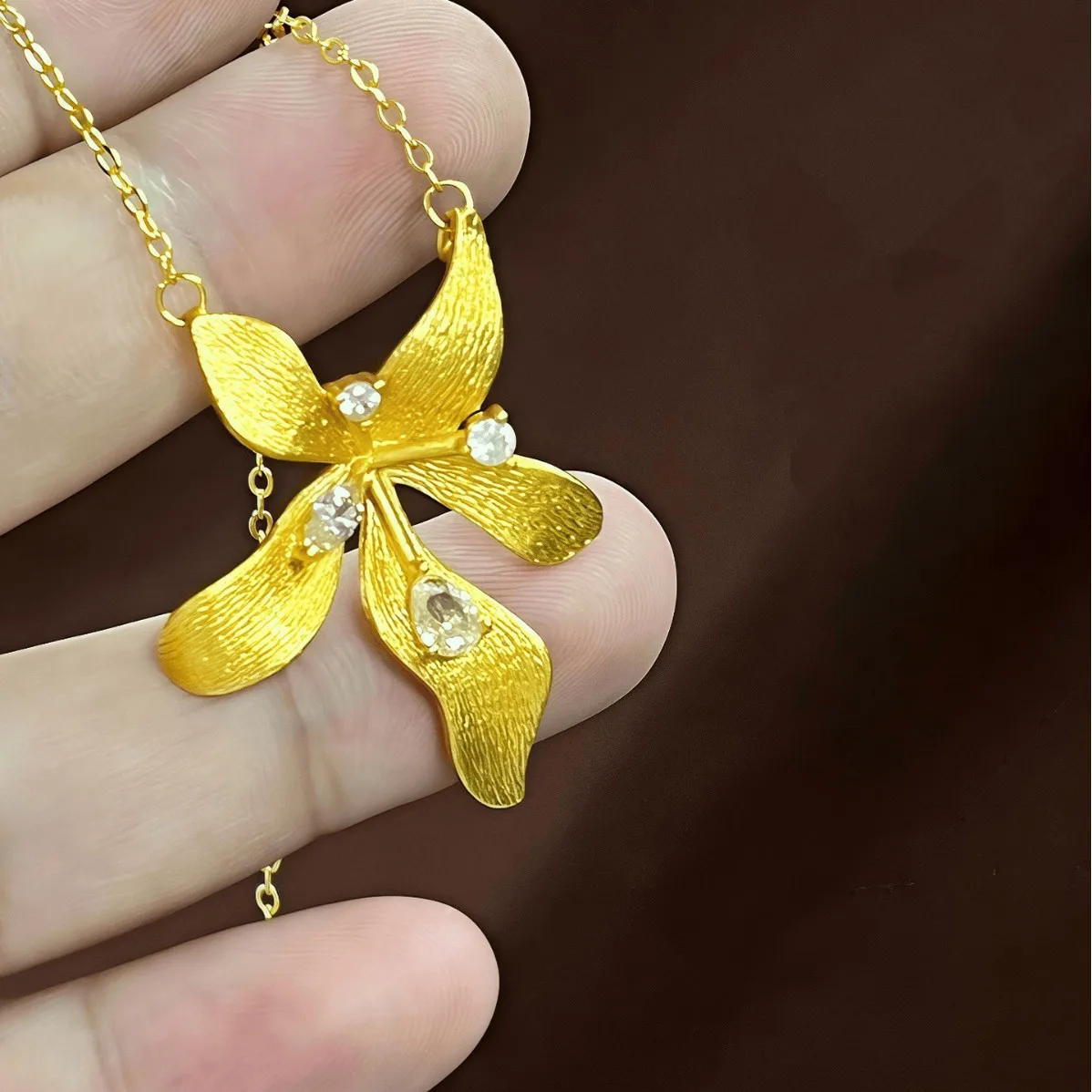 

Роскошное ожерелье с цветком лилии из чистого золота 24K 9999 пробы, женский кулон в виде цветка с бриллиантами, цепочка на ключицу.