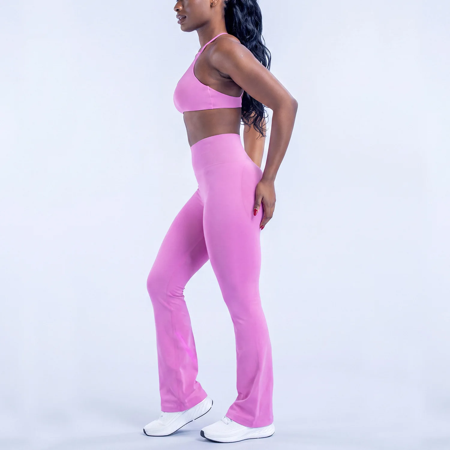 Women's sports outfit for running, fitness, yoga, featuring seamless sports bra and high-waisted pants for outdoor activities