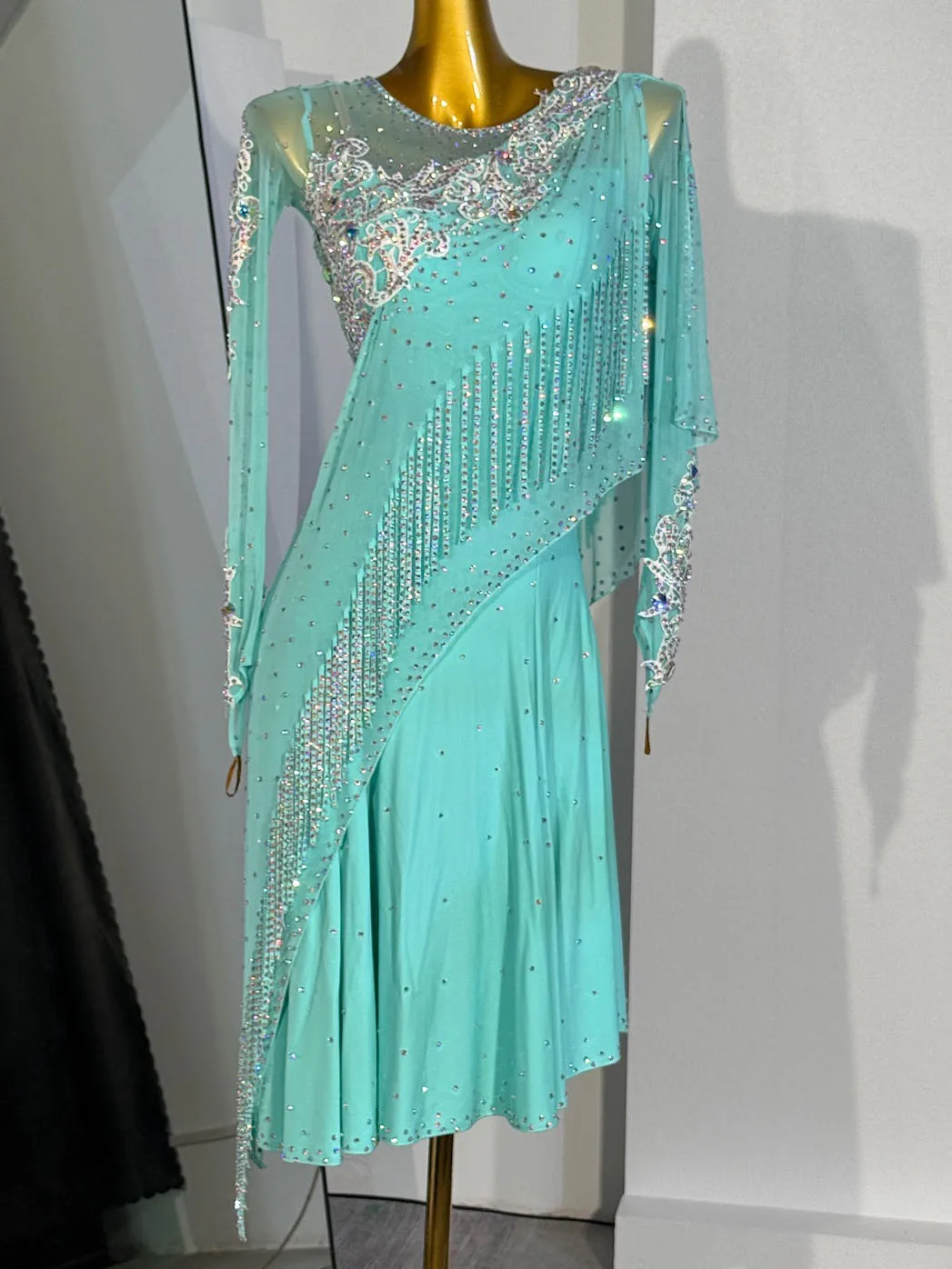 Vestido de competição de dança latina personalizado – material de nível profissional, ajuste personalizado, detalhes de strass e saia dinâmica