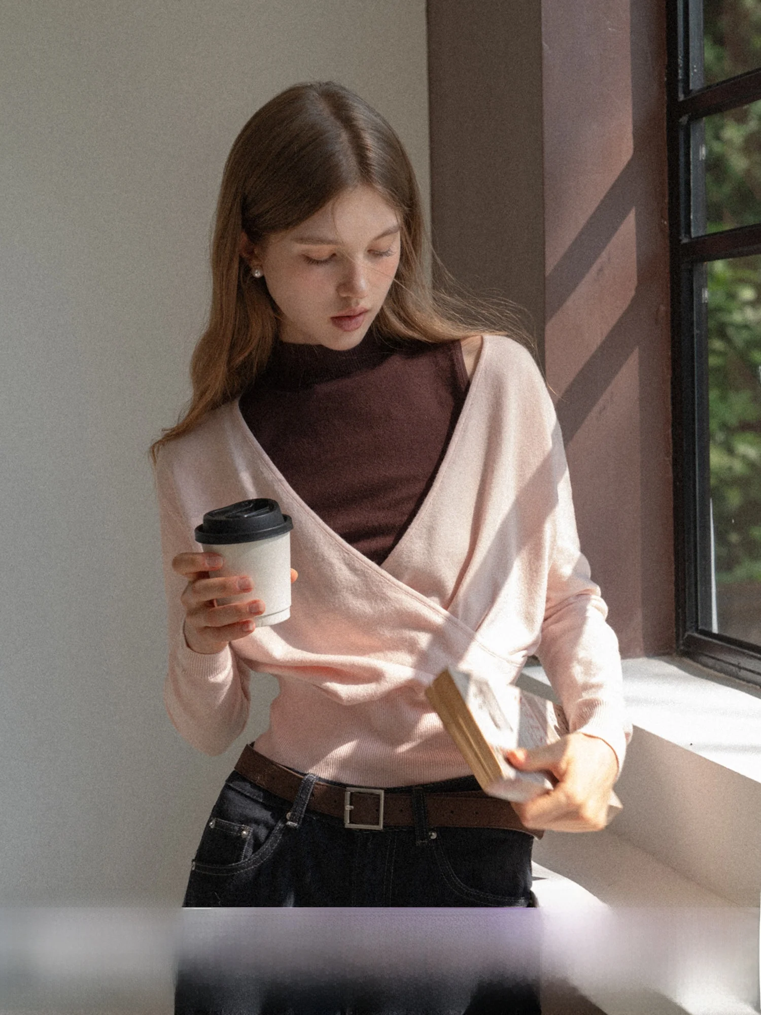 

Розовый вязаный топ Eggka для женщин: повседневный, с длинным рукавом, приталенный, с воротником-стойкой, комфортный, мягкий, модный дизайн, трикотаж