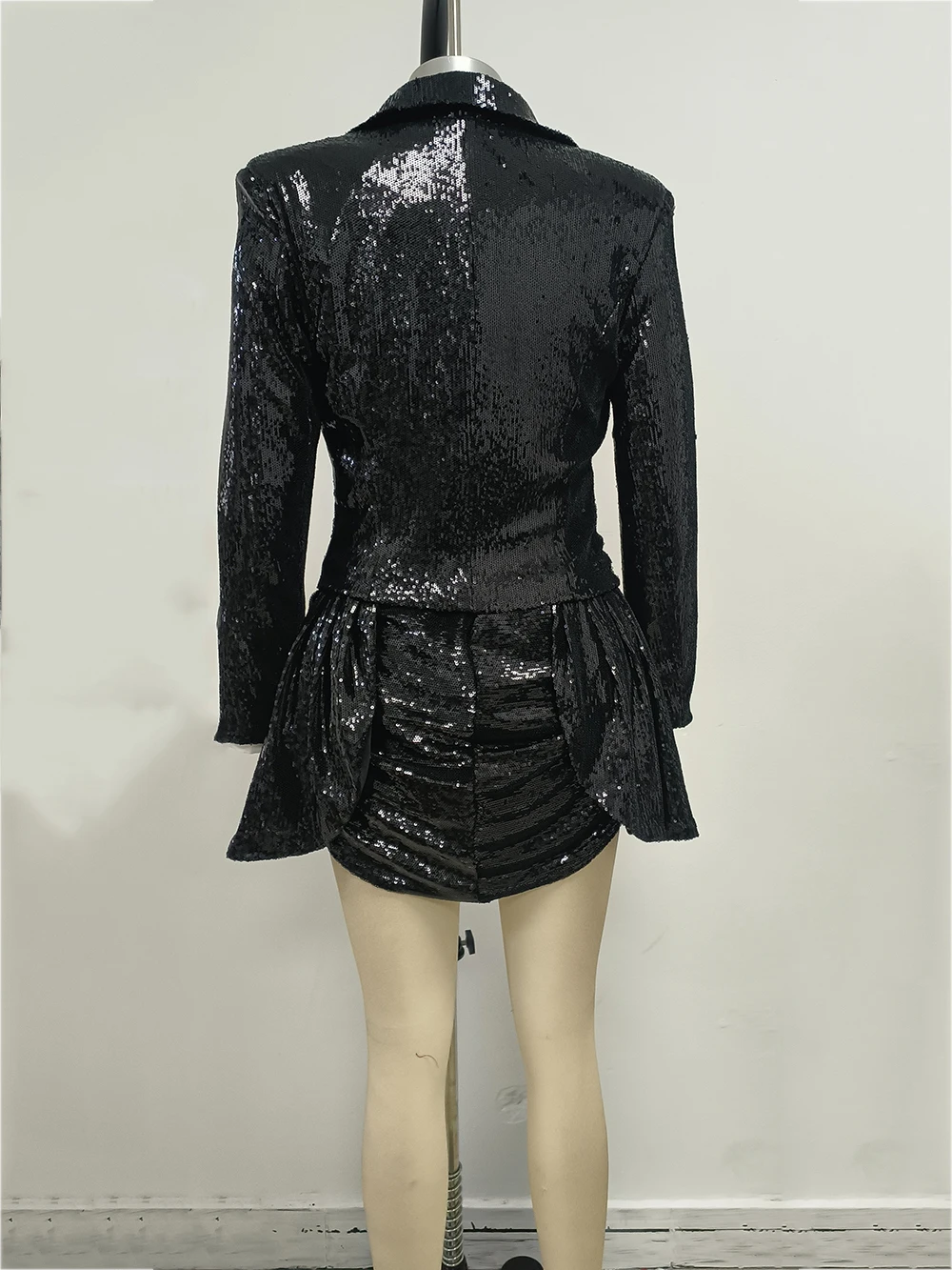 Nowy Zestaw Dwuczęściowy: Czarna Kurtka i Koszula z Cekinami w Stylu Nowej Mody, Idealny na Co Dzień, z Dopasowaną Mini Sukienką.