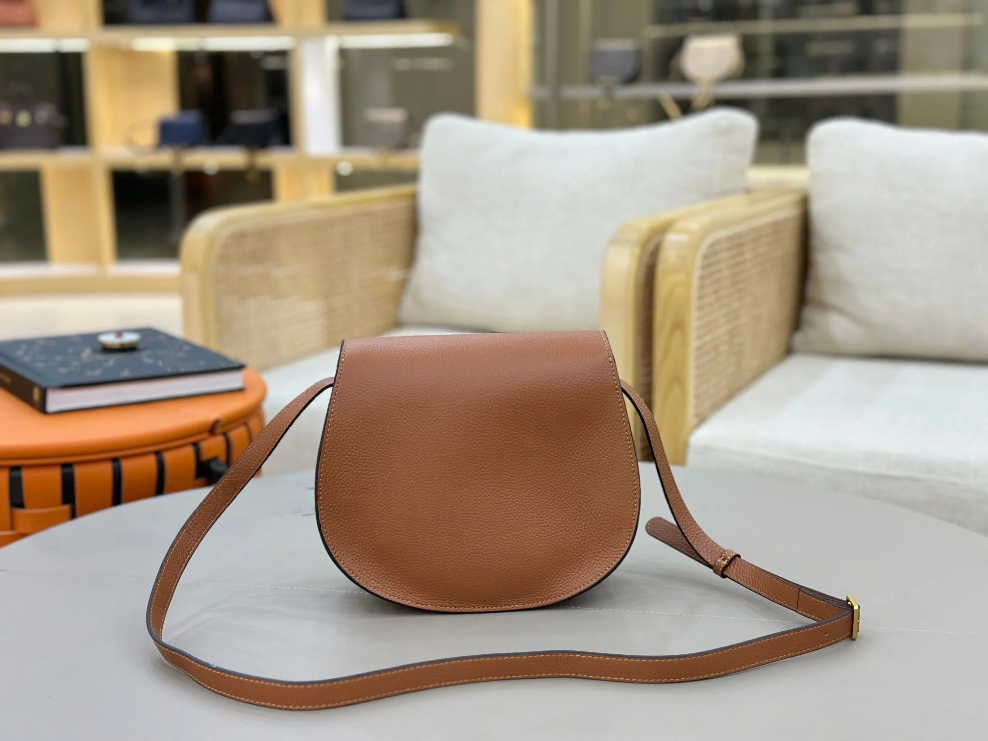 25 Ultima borsa a ferro di cavallo casual con tracolla a tracolla in tinta unita con frange in pelle di vitello a grana