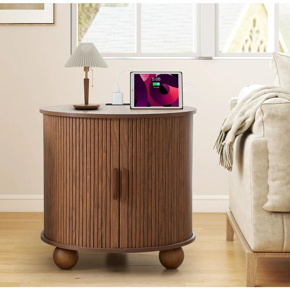 Mesa auxiliar redonda de 24" con estación de carga, mesa auxiliar estriada de granja con puerta y almacenamiento de pandereta corredera, noche de mediados de siglo