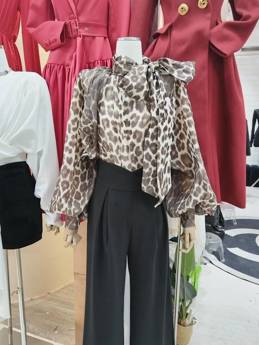 

Женская свободная блузка из шелка и льна с поясом, с леопардовым принтом, рукавами-фонариками и узлом, в стиле французского шифона...