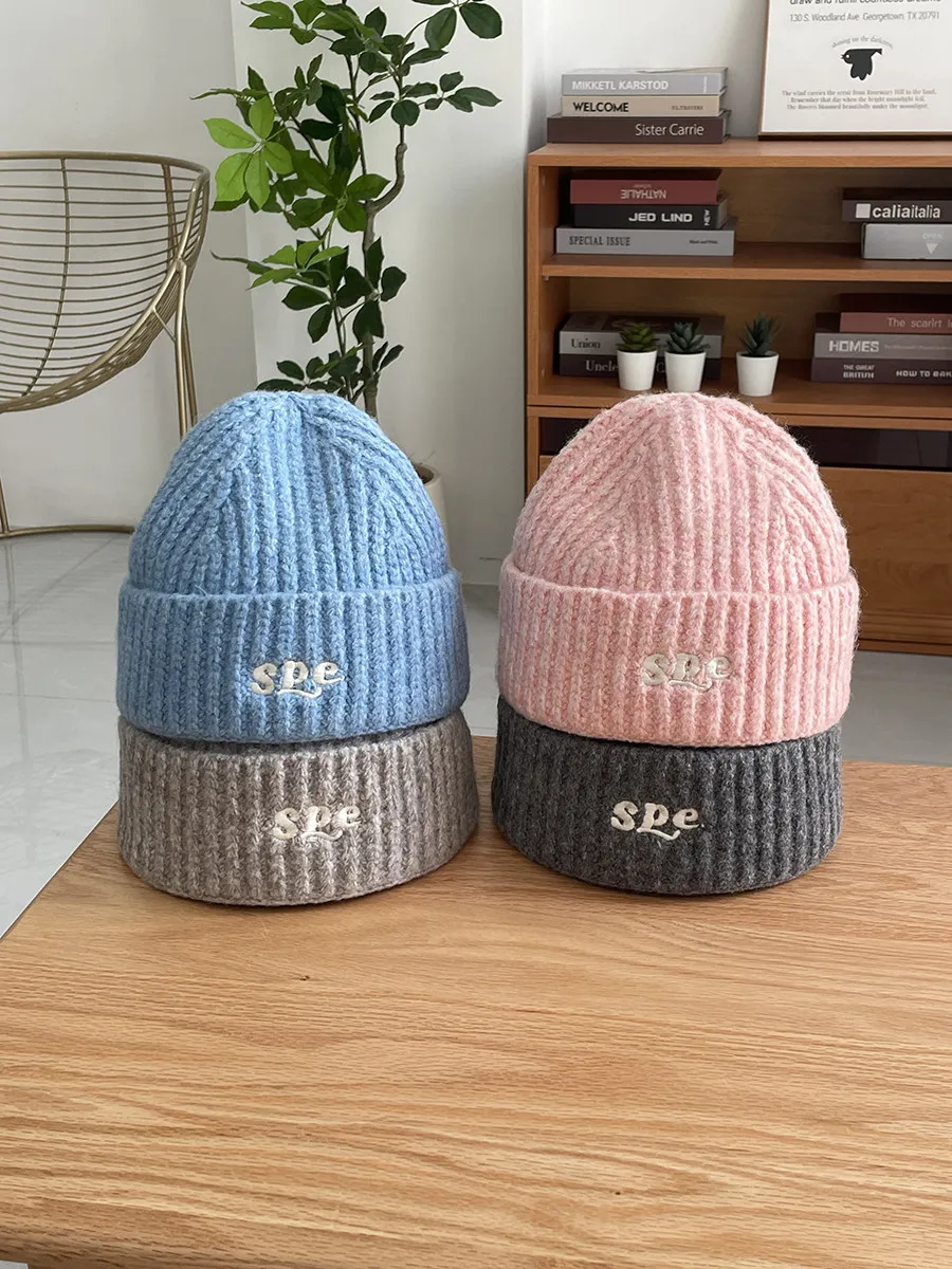 gorro-de-malha-com-bordados-em-forma-de-letras-–-um-acessorio-de-inverno-quente-que-protege-as-orelhas-e-ajuda-a-afinar-o-rosto-ideal-para-homens
