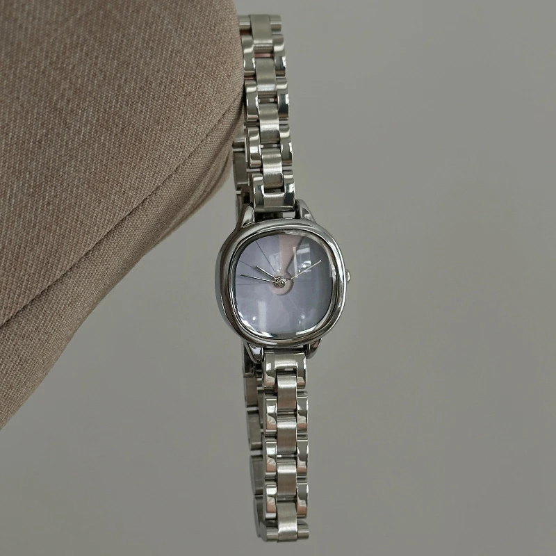 Fashionally simple quartz watch for ladies - 2025 new model. Compact and exquisite. Trendy for students. High-end ladies' watch.