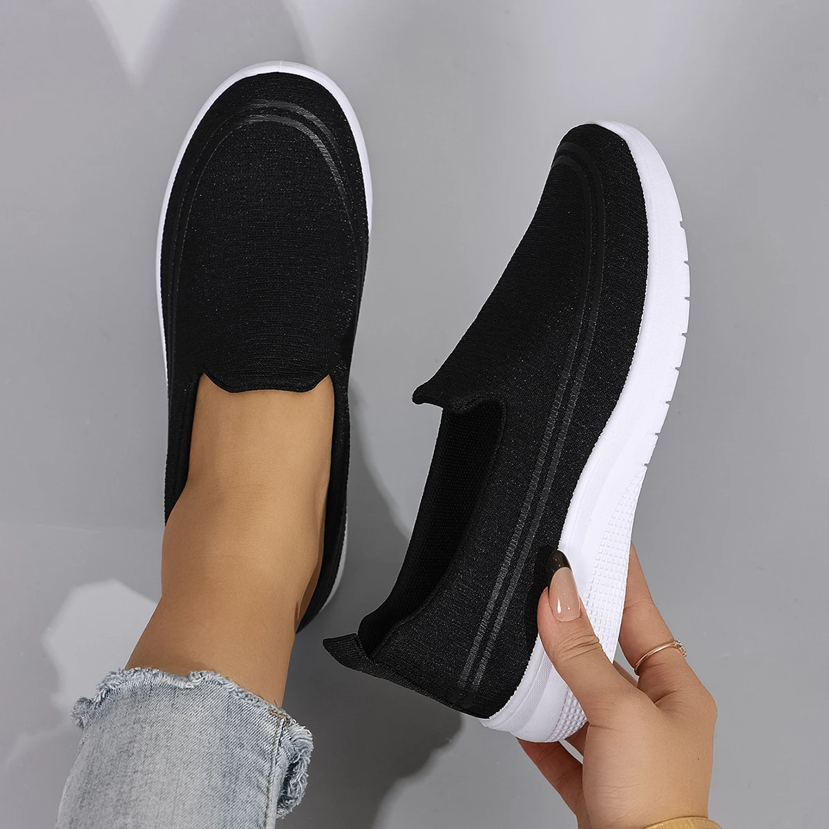 รองเท้าลําลองสตรีฤดูใบไม้ผลิที่สะดวกสบาย ระบายอากาศได้ น้ําหนักเบา และทนต่อการสึกหรอพร้อมพื้นรองเท้านุ่มสําหรับคนขี้เกียจในการเหยียบ